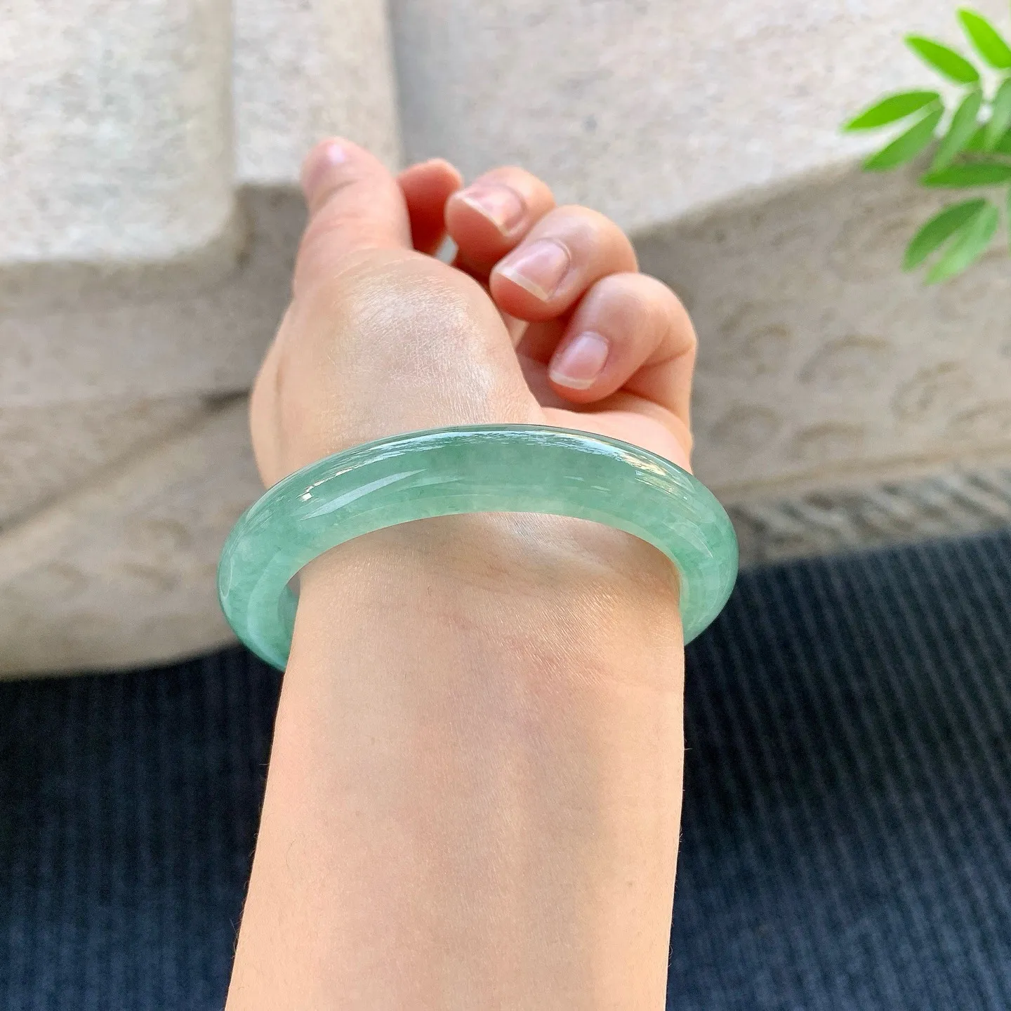 正圈53 54
【圈口】54.4/9.5/7.8
【编码】A1122538
【描述】糯冰油绿底，水润，种老，细腻