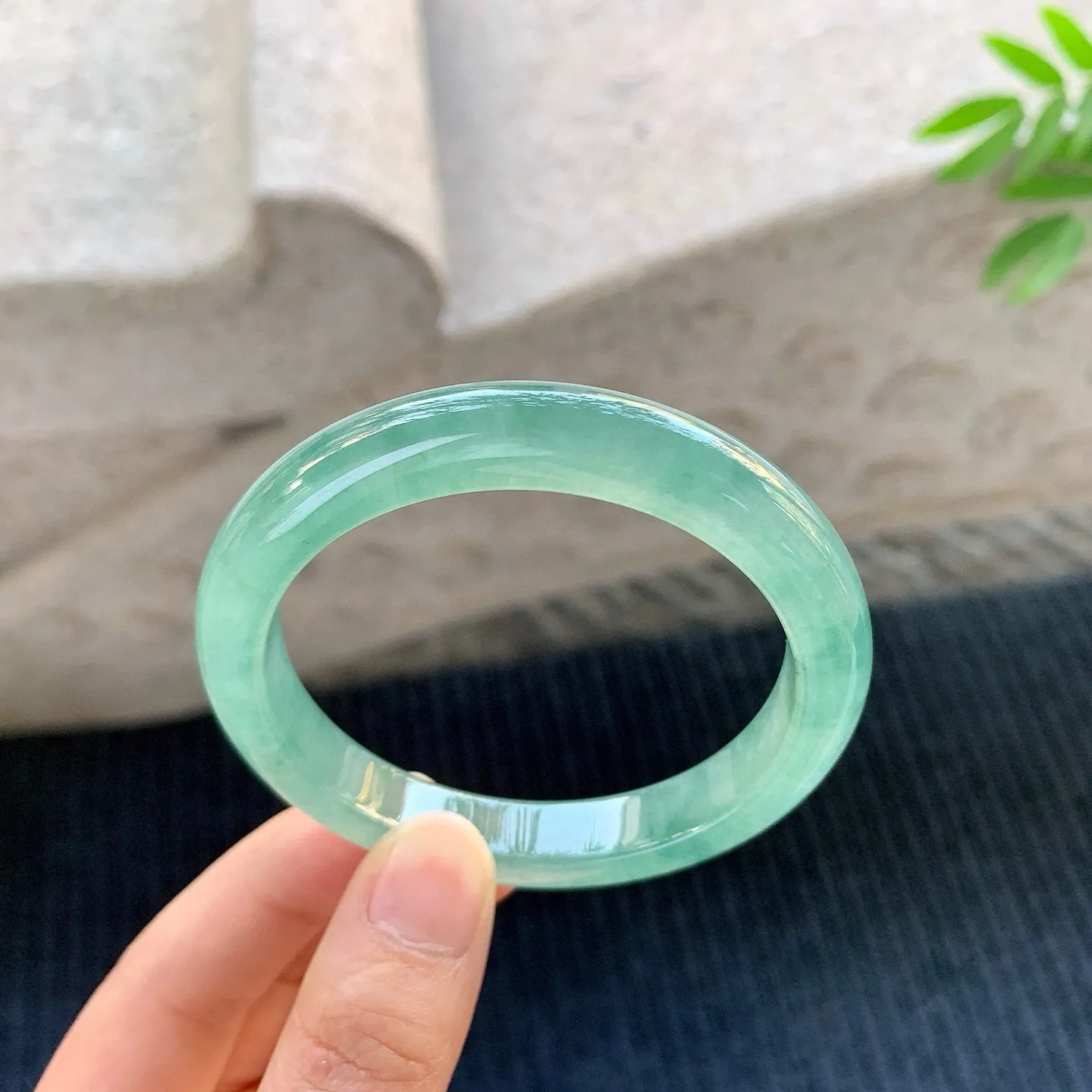 正圈53 54
【圈口】54.4/9.5/7.8
【编码】A1122538
【描述】糯冰油绿底，水润，种老，细腻