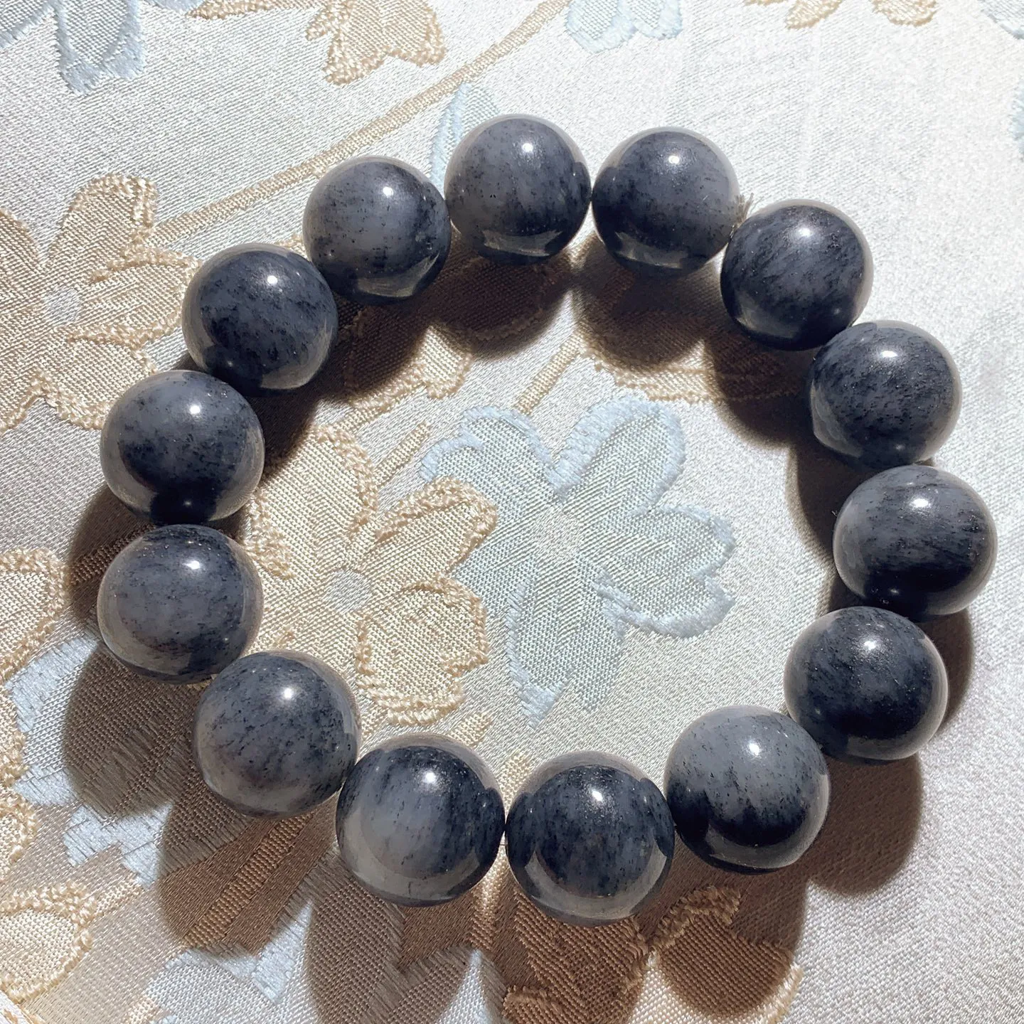 新疆籽料青花手串 单颗尺寸16重88.5克。玉质细腻油润。手推出油品相大气。251231