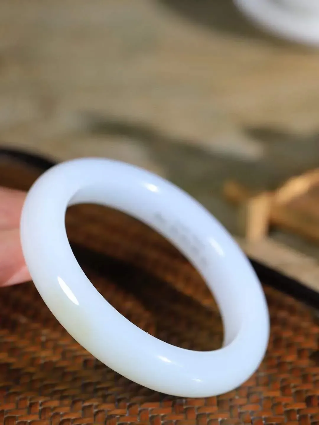 【诗情画意.手镯】

收藏级️和田玉糖白玉手镯   细腻油脂,手感润滑。意韵飘渺，温雅细腻，工艺精湛，️氤氲诗意的美跃然于手腕之间，给人以出尘的风雅，优美脱俗，气质非凡。重74克 内径59mm尺寸13.6-10.3mm  221203100A