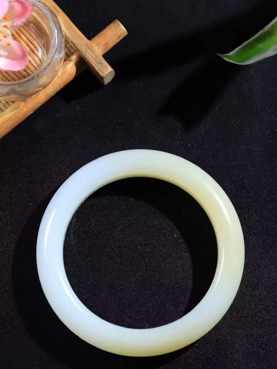 【一见钟情·手镯】

精品和田玉糖白玉手镯。镯型饱满，温润细腻，脂润沁香。️执一卷书，沏一盏茶，着一袭裙，戴一只镯。淡淡浅笺，素心若兰，静赏玉中诗画。悠悠岁月，芊手轻摘，盛满诗样芳华。重62.3克   内径圈口55.5mm 尺寸13-9.6mm  FDA-111253133