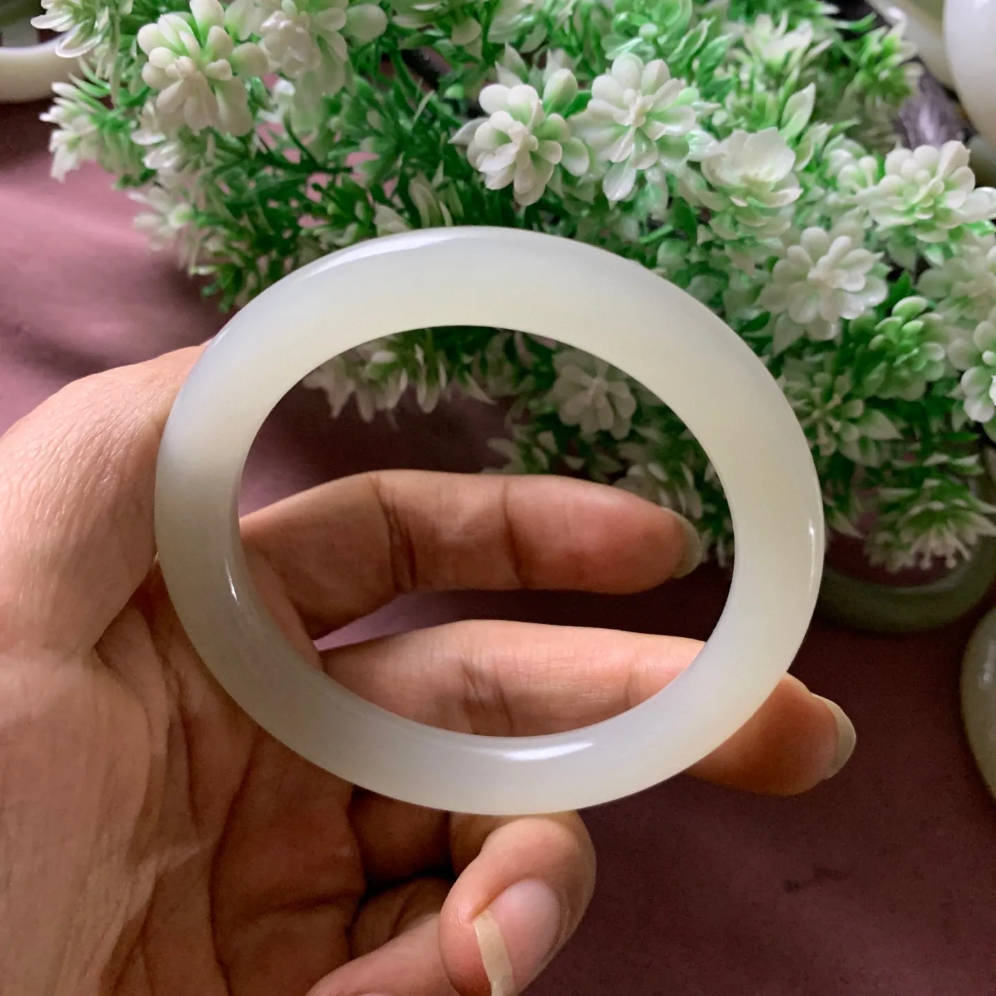 冰白色，58.8圈口和田玉白玉圆条手镯【挽间柔情】，和田玉58.8圈口白玉手镯，镯型古朴典雅。在诗情