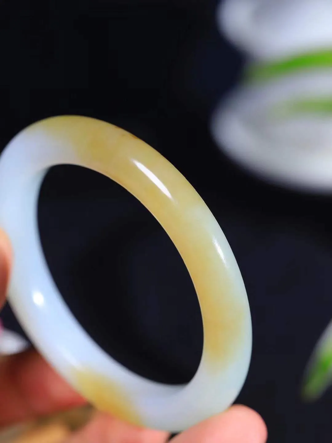 [温润如玉.手镯]

精品和田玉糖白玉手镯。玉质温润细腻 油性十足 手感舒适，高华雅逸，线条流畅，简约大气，美自天成，素雅高贵。佩戴于腕间，婉约之美，举手投足间透出那份低调奢华。重47.8克 内径57mm尺寸9.2-9.9mm 781283114A