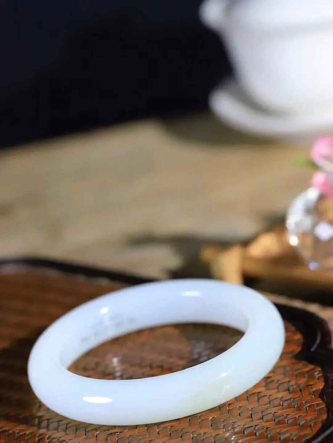 【诗情画意.手镯】

收藏级️和田玉糖白玉手镯   细腻油脂,手感润滑。意韵飘渺，温雅细腻，工艺精湛，️氤氲诗意的美跃然于手腕之间，给人以出尘的风雅，优美脱俗，气质非凡。重74克 内径59mm尺寸13.6-10.3mm  221203100A