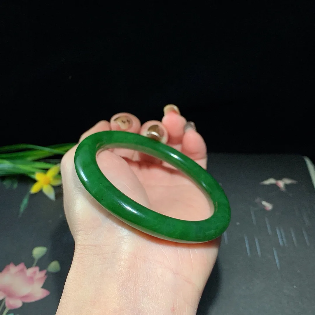 和田玉55.9圈口菠菜绿圆条碧玉手镯！圈口55.9宽9重40.3克，玉质细腻油润 底色纯净 无纹裂 脂粉好，品质高