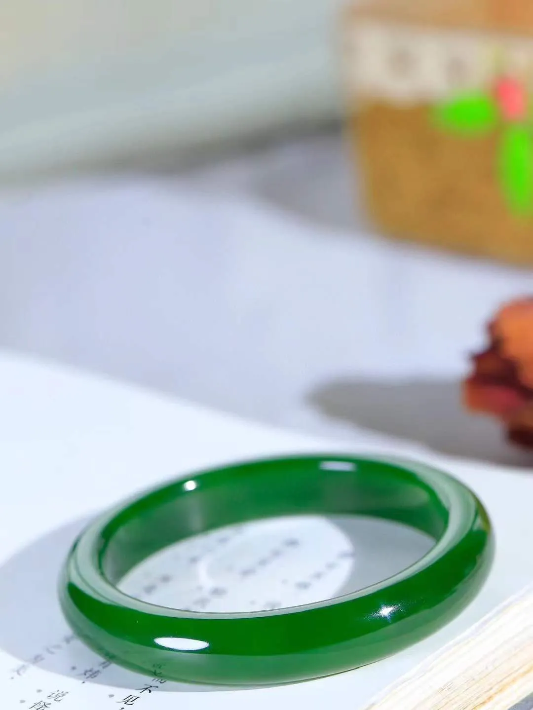 【柔情素语·手镯】

典藏级️和田玉碧玉手镯，玉质细腻温润，手感舒适，️线条流畅，简约大气，美自天成，佩戴于腕间，婉约之美，举手投足间透出那份低调奢华，醉人心扉。重54克 内径圈口58mm  尺寸12-8.5mm   FDA-551243100