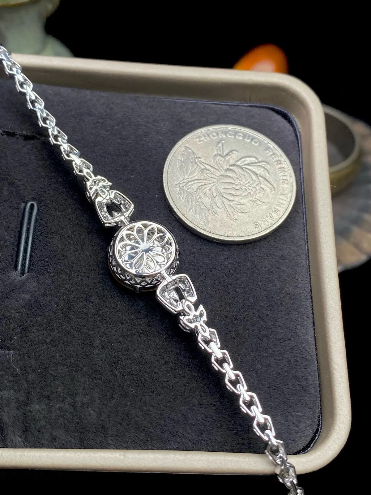 【冰种黄翡平安扣手链】质地非常细腻，冰润十足，种老冰透，18k金钻镶嵌，裸石尺寸12.1*2.6毫米，收藏品质