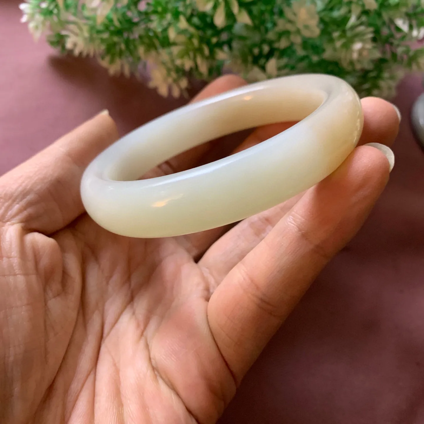 61圈口和田玉且末糖料手镯【挽间柔情】，和田玉61圈口手镯，精品粉糖，镯型古朴典雅。在诗情画意的雨巷相遇，你是我腕间的一抹风情，有你眸有深情.清风荡漾湖间静水，我愿俯身低眉，在烟波涟漪处寻