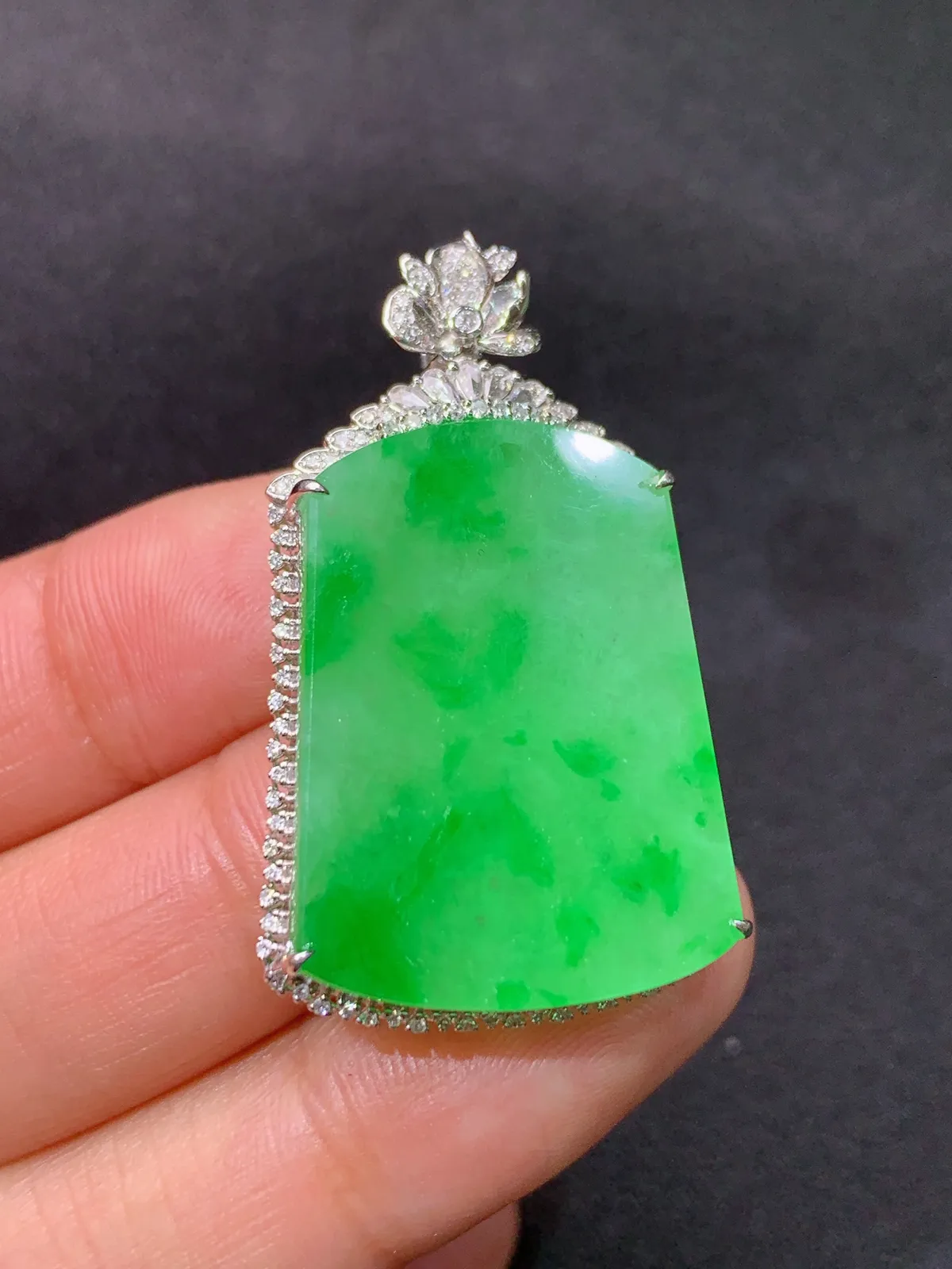 飘绿无事牌吊坠，18k金镶嵌，冰润色阳，种老水足，Xyg 尺寸38.8*23*7.3