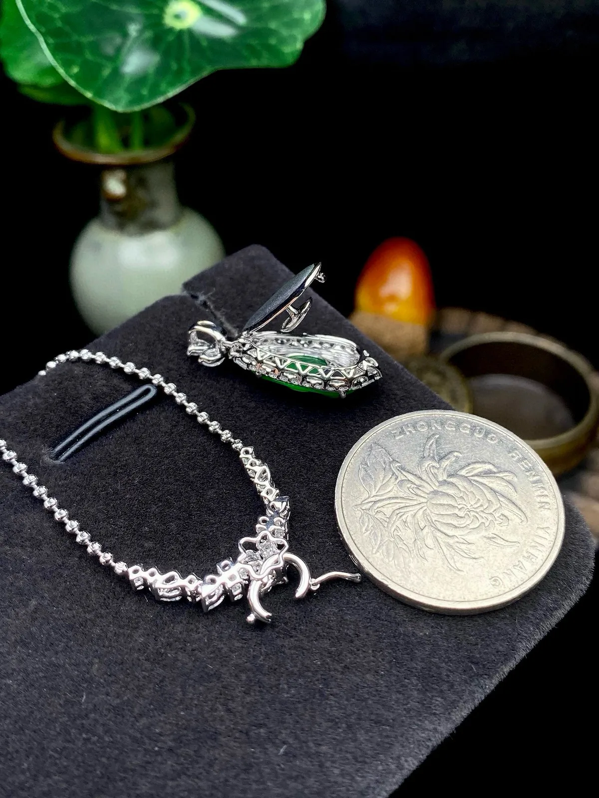 【冰种满绿福豆】质地冰润细腻，种老起光，收藏品质，18K金钻镶嵌，裸石尺寸13.8*6.3*3.1毫米