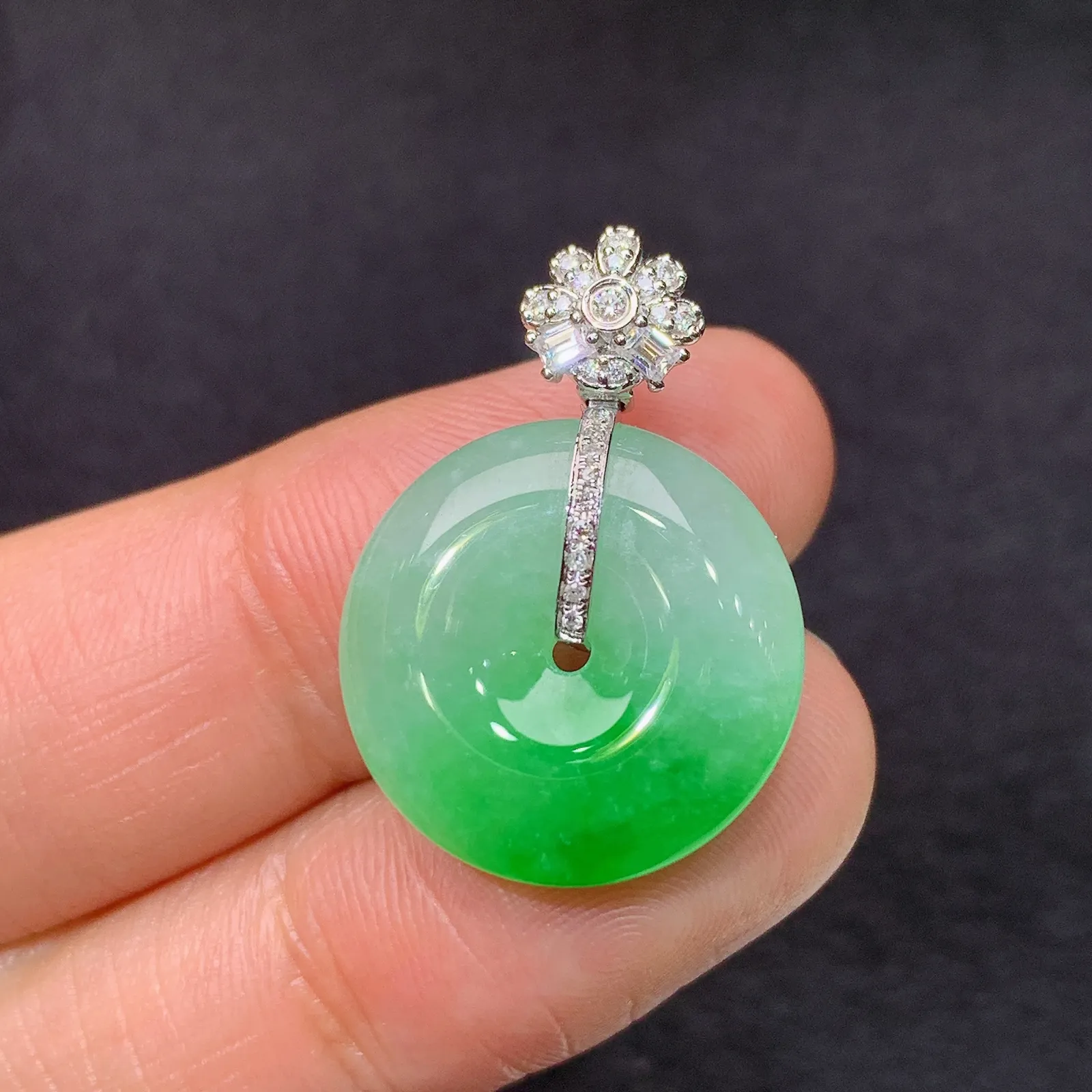 冰飘绿平安扣吊坠，18k金镶嵌，冰润色阳，玉质细腻，种水足，Ml 尺寸24.3*17.2*5