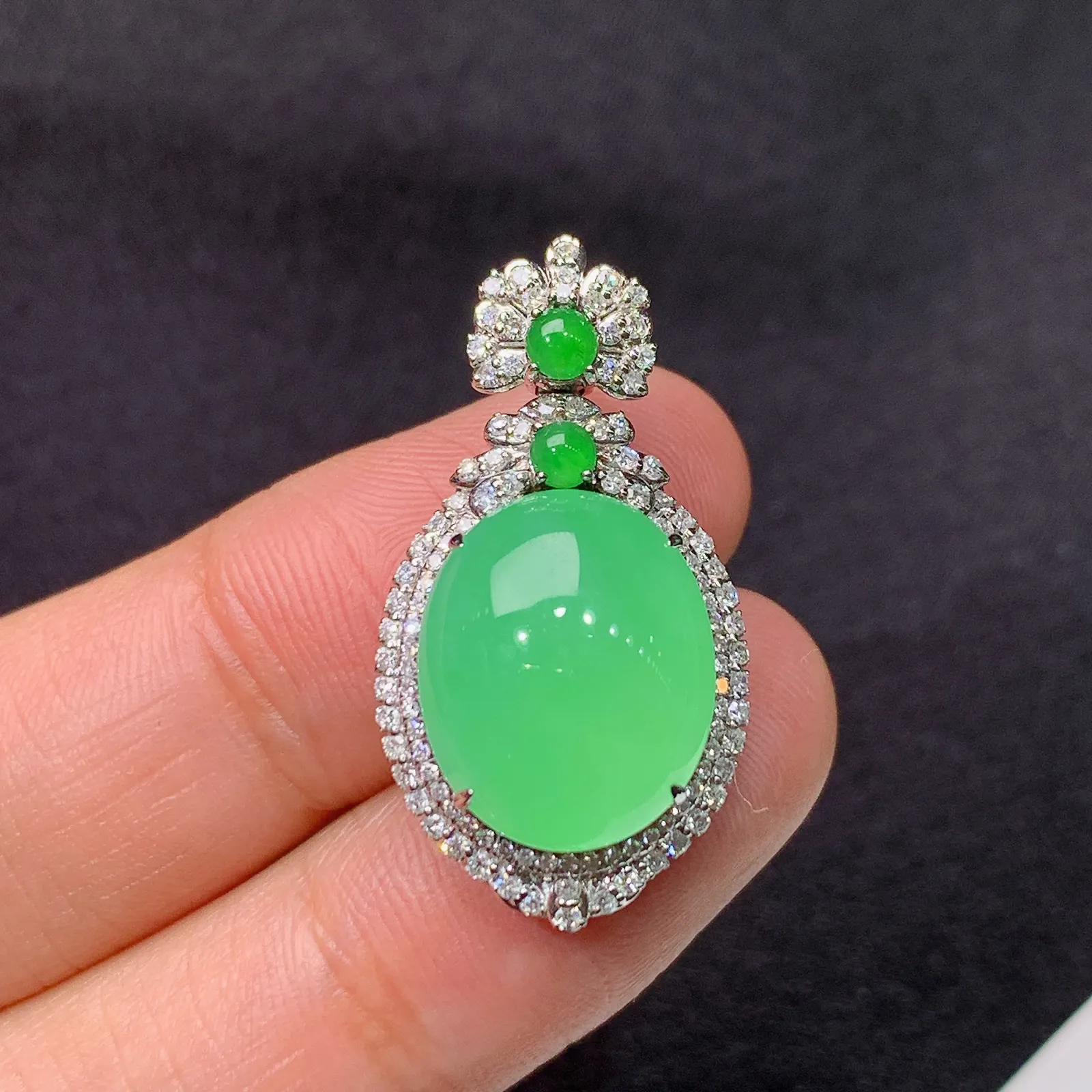 甜绿蛋面吊坠，18k金镶嵌，冰润色阳，玉质细腻，种水足，Yj03 尺寸28*15*9.2