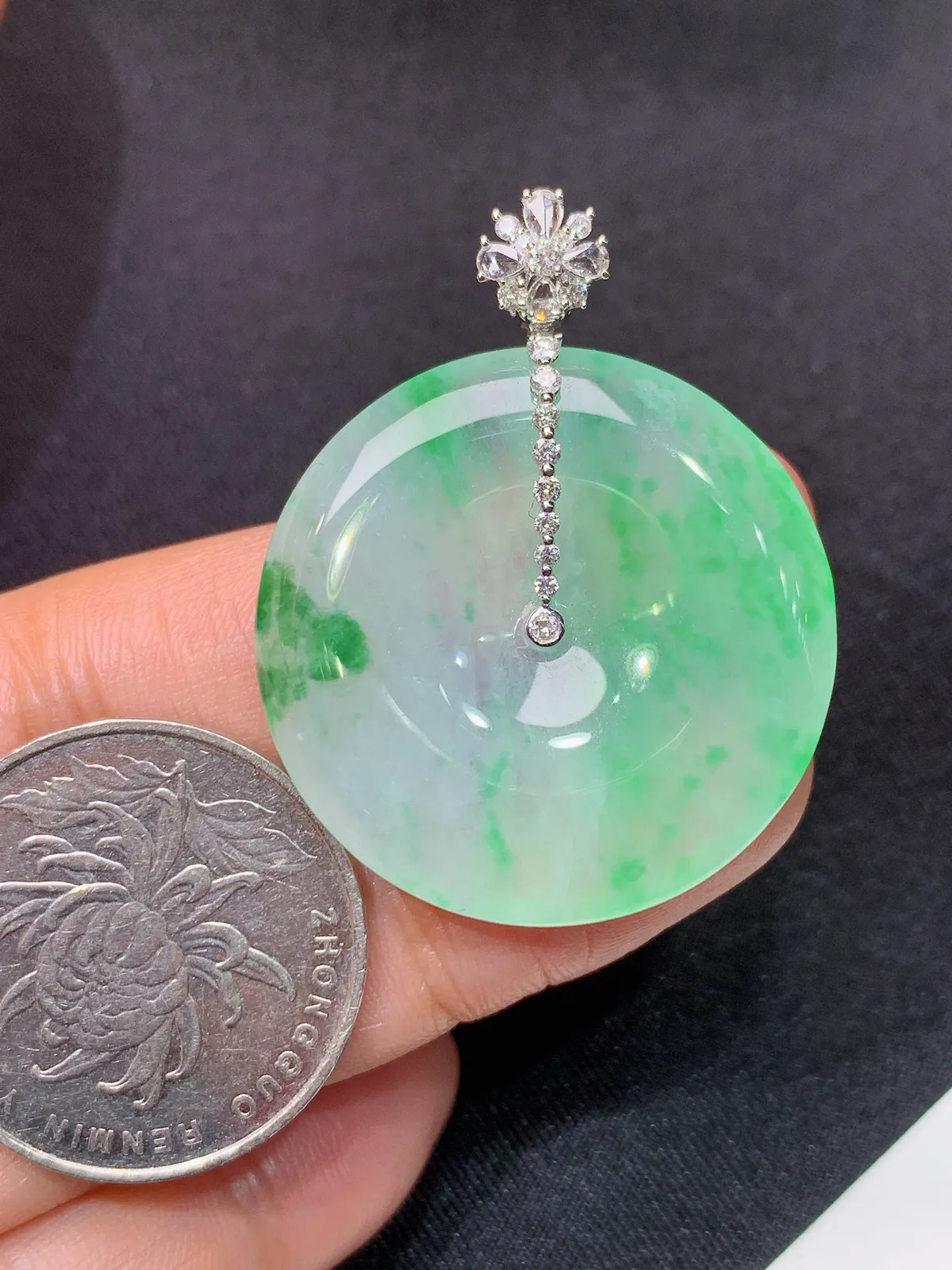 冰飘绿平安扣吊坠，18k金镶嵌，冰润色阳，玉质细腻，种水足，Fc 尺寸38.1*30.3*5.2
