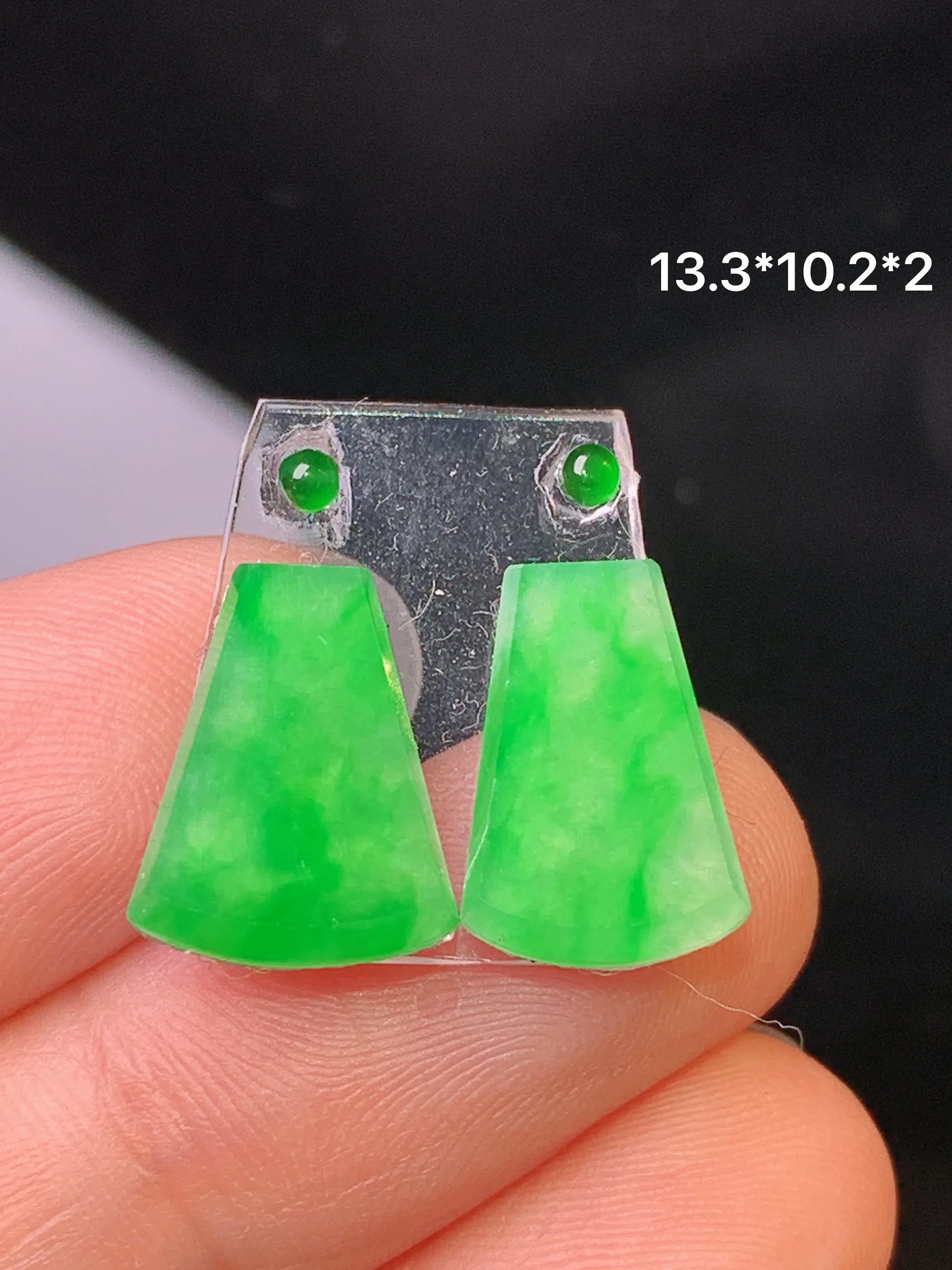 镶嵌款 翠绿无事牌一对 玉质细腻 色泽清新艳丽 整体尺寸13.3*10.2*2