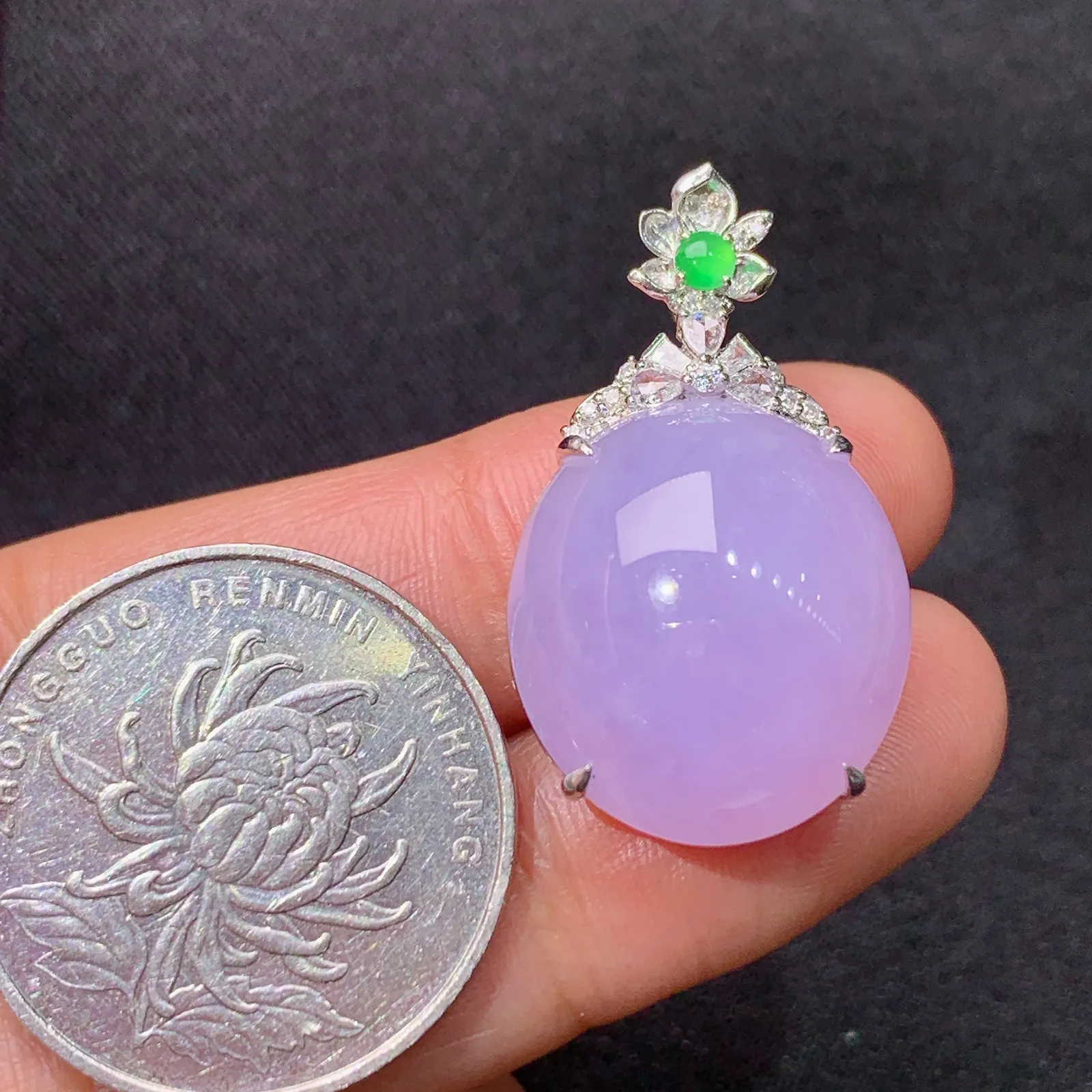 紫罗兰蛋面吊坠，18k金镶嵌，温润细腻，颜色鲜艳，Xyg 尺寸29.9*17.2*10.7