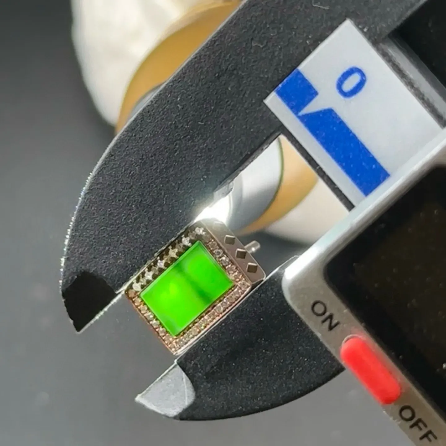 精品18k墨翠满钻耳钉 种好色正 黑度极好 打灯通透 油性十足 尺寸10.8