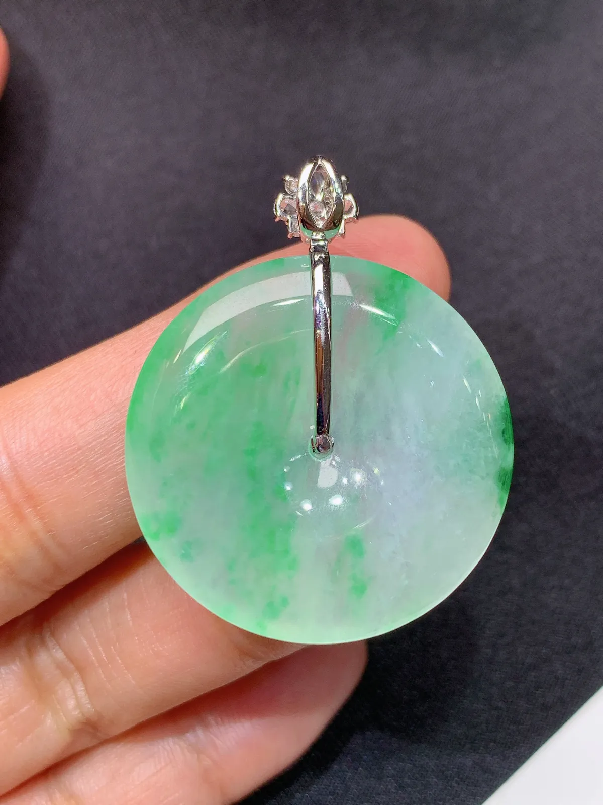 冰飘绿平安扣吊坠，18k金镶嵌，冰润色阳，玉质细腻，种水足，Fc 尺寸38.1*30.3*5.2