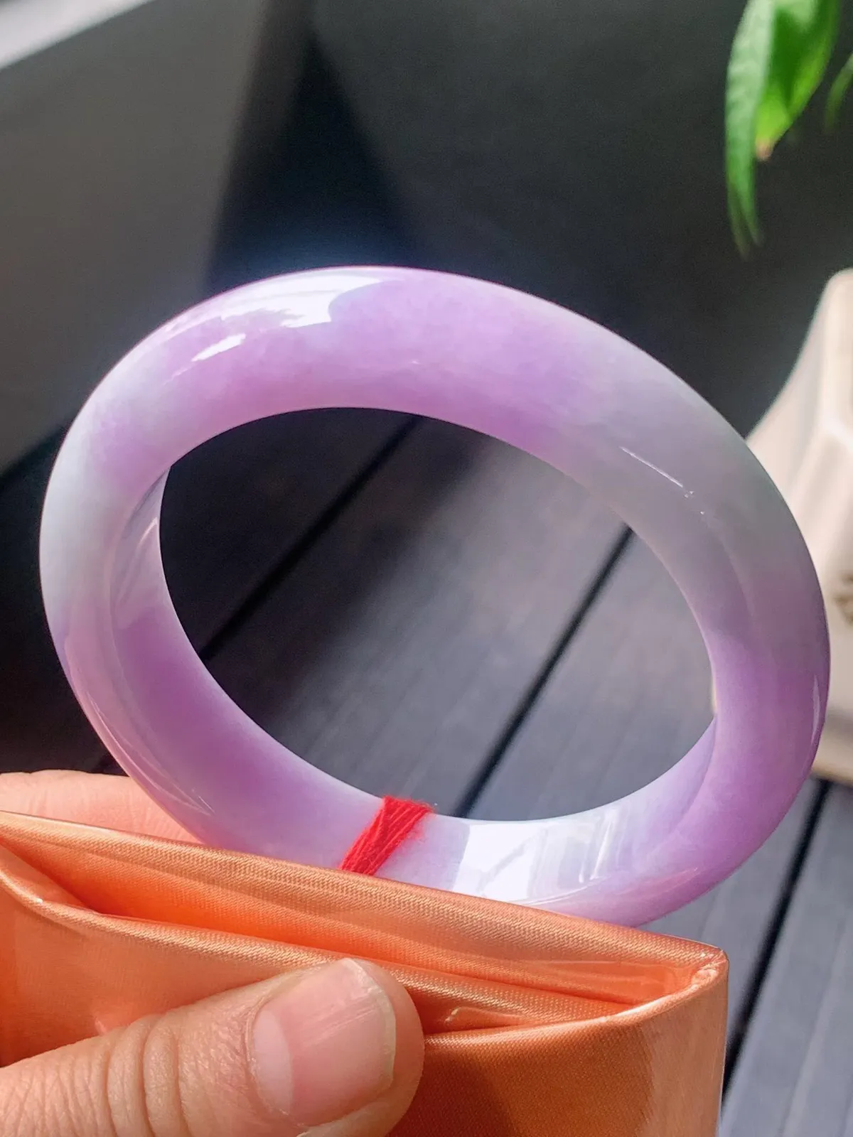 【翡翠名称】老种紫罗兰55.8正圈口翡翠手镯
【翡翠尺寸】55.8/13.3/9mm适合54.8-57正圈口佩戴
【翡翠描述】宝贝种老水足，玉质细腻，色泽靓丽，性价比高，佩戴效果好！
【其它赠送】权威证书/精美挂绳盒子/支持全国复检