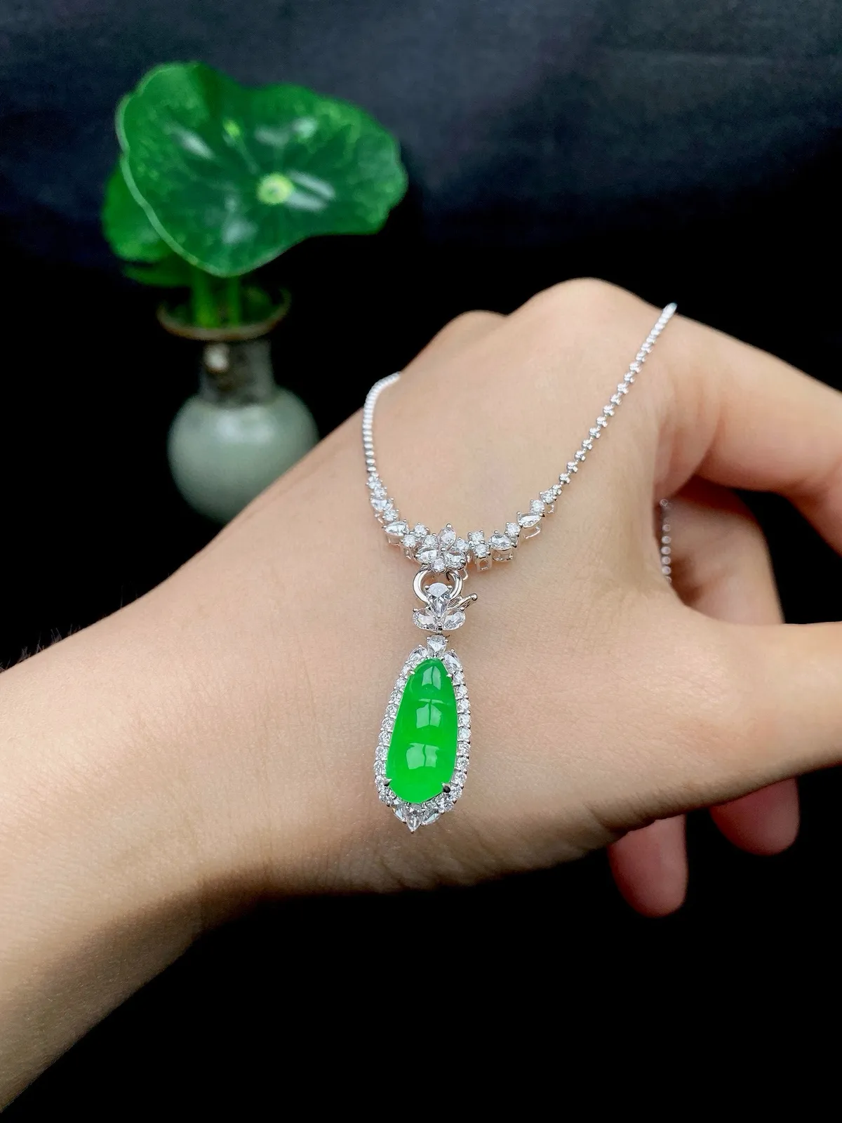 【冰种满绿福豆】质地冰润细腻，种老起光，收藏品质，18K金钻镶嵌，裸石尺寸13.8*6.3*3.1毫米