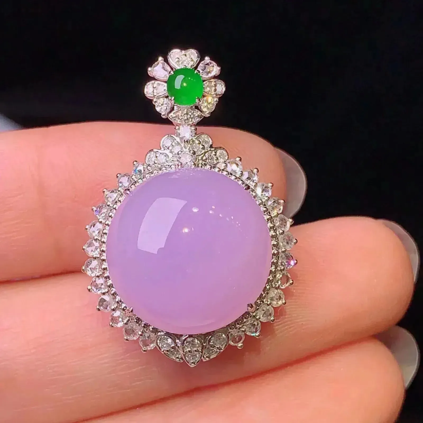 18k金钻镶嵌紫罗兰蛋面吊坠 玉质细腻 色泽清新艳丽 整体尺寸29.3*19.9*13