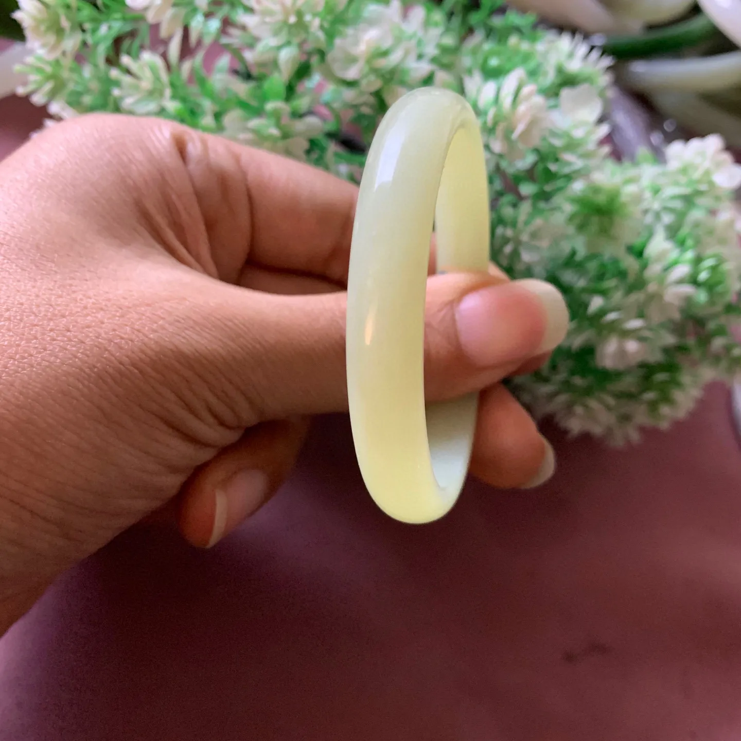 52圈口和田玉黄口料手镯【挽间柔情】，和田玉52圈口黄口料手镯，镯型古朴典雅。在诗情画意的雨巷相遇，你是我腕间的一抹风情，有你眸有深情.清风荡漾湖间静水，我愿俯身低眉，在烟波涟漪处寻