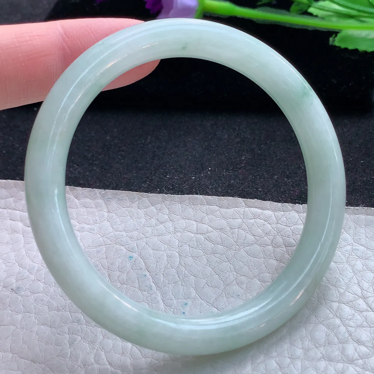 nr自然光55.5*8.6*8美人镯 天然翡翠A货玉手镯飘花秀气圆条玉手环 叮当镯