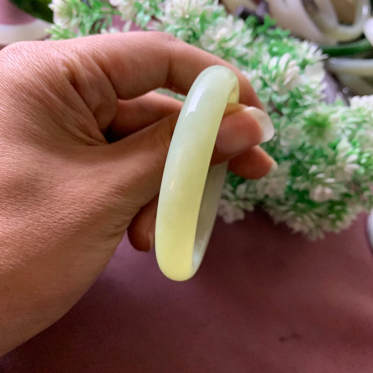 51圈口和田玉黄口料手镯【挽间柔情】，和田玉51圈口黄口料手镯，镯型古朴典雅。在诗情画意的雨巷相遇，你是我腕间的一抹风情，有你眸有深情.清风荡漾湖间静水，我愿俯身低眉，在烟波涟漪处寻