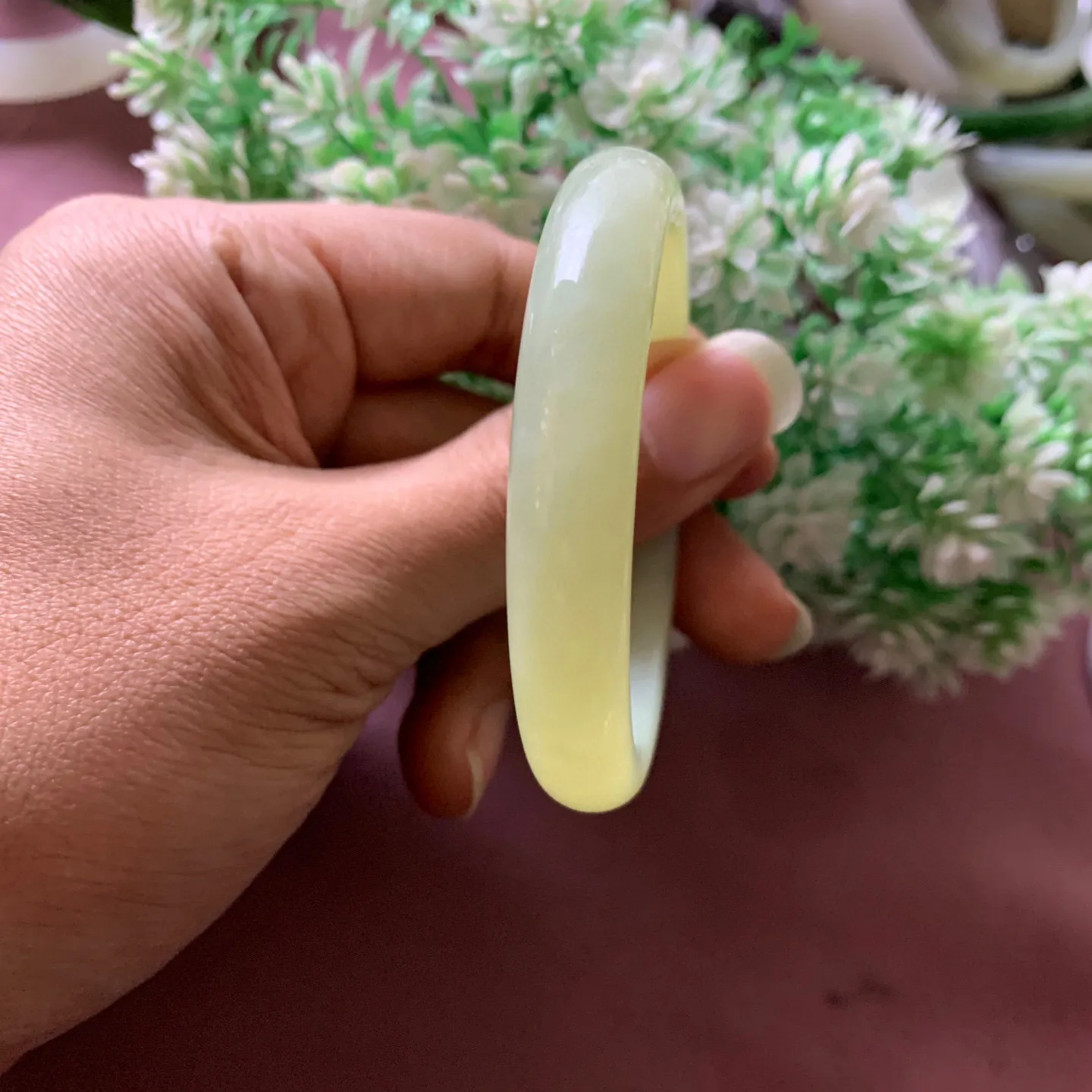 51圈口和田玉黄口料手镯【挽间柔情】，和田玉51圈口黄口料手镯，镯型古朴典雅。在诗情画意的雨巷相遇，