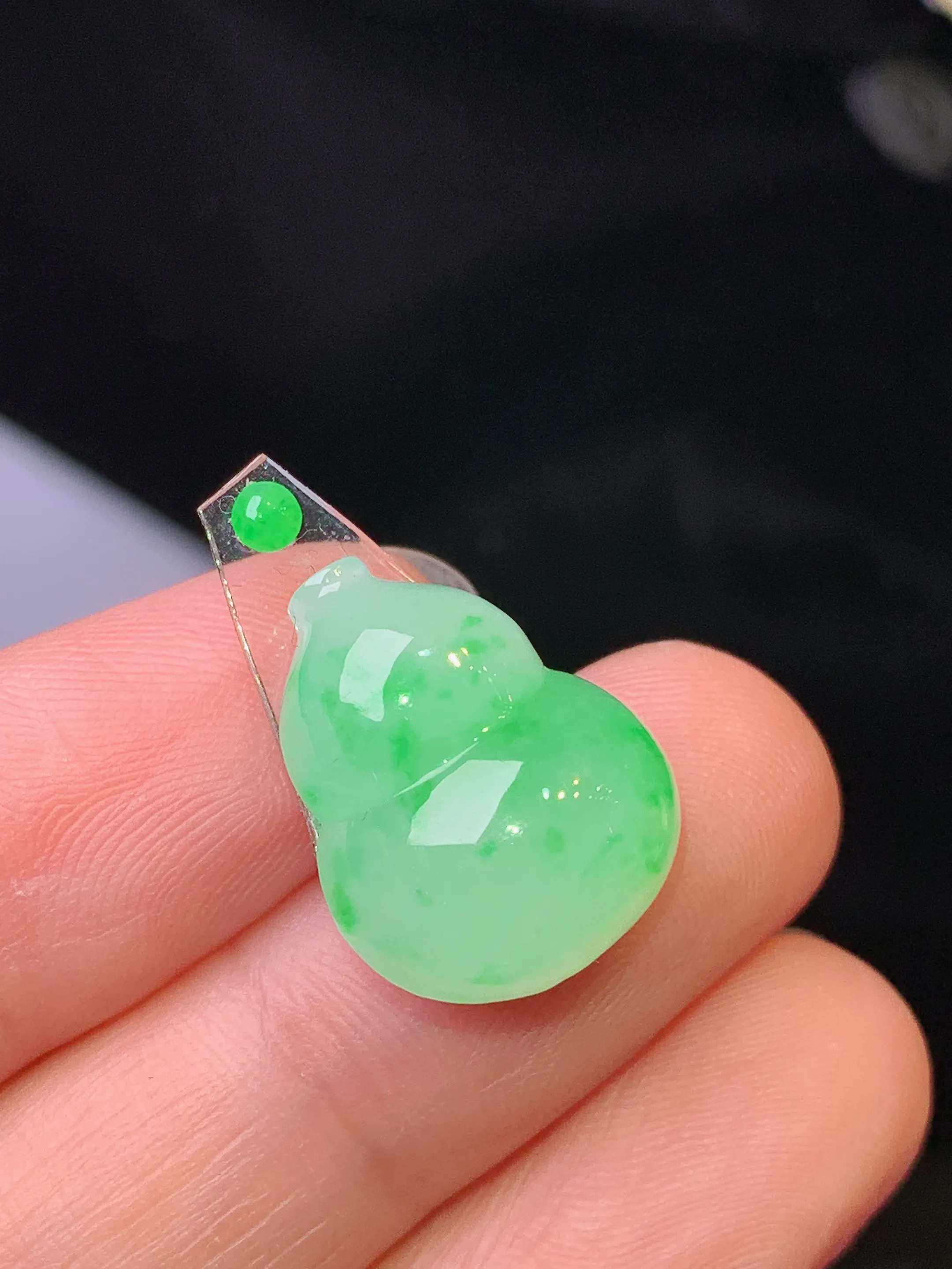 镶嵌款 飘绿葫芦吊坠 玉质细腻 色泽清新艳丽 整体尺寸17.5*13.8*6.8