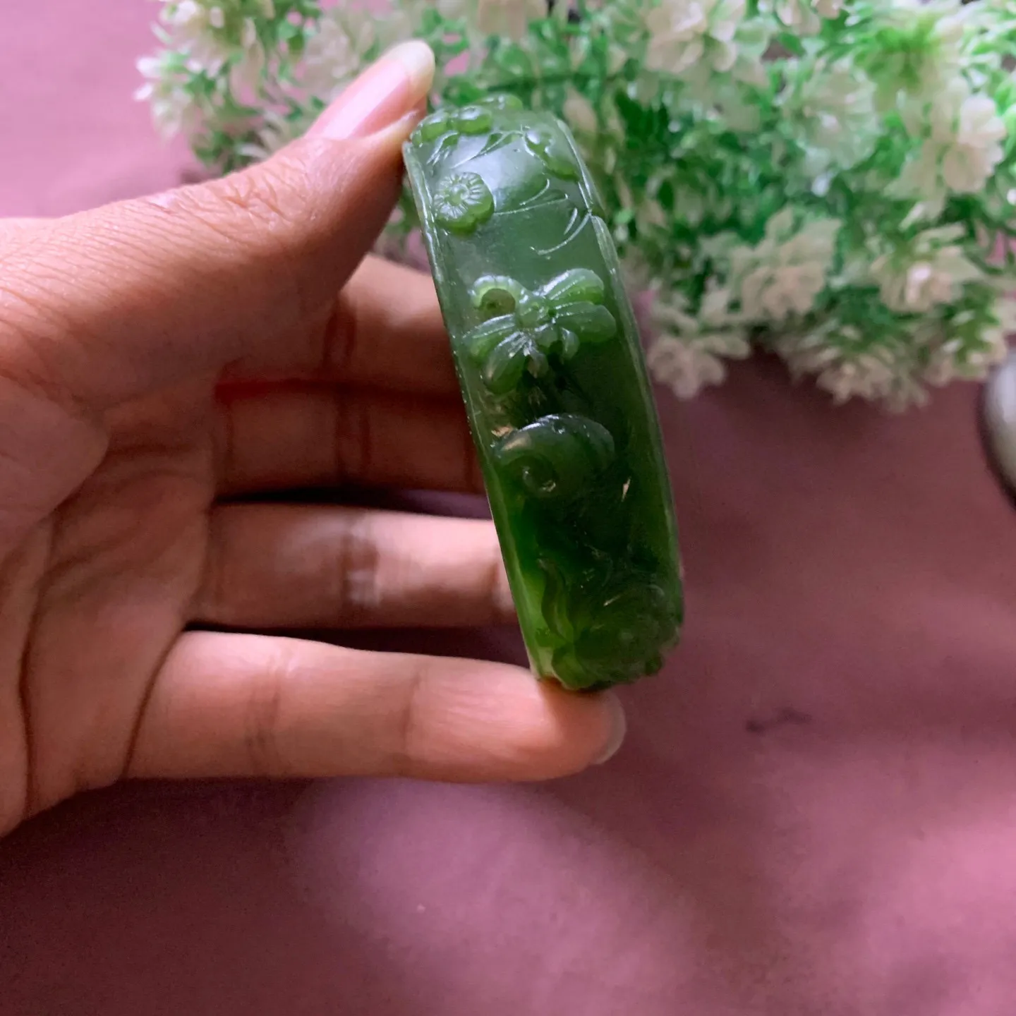 57圈口和田玉碧玉菠菜绿雕花手镯，和田玉57圈口碧玉手镯，镯型古朴典雅。在诗情画意的雨巷相遇，你是我腕间的一抹风情，有你眸有深情.清风荡漾湖间静水，我愿俯身低眉，在烟波涟漪处寻