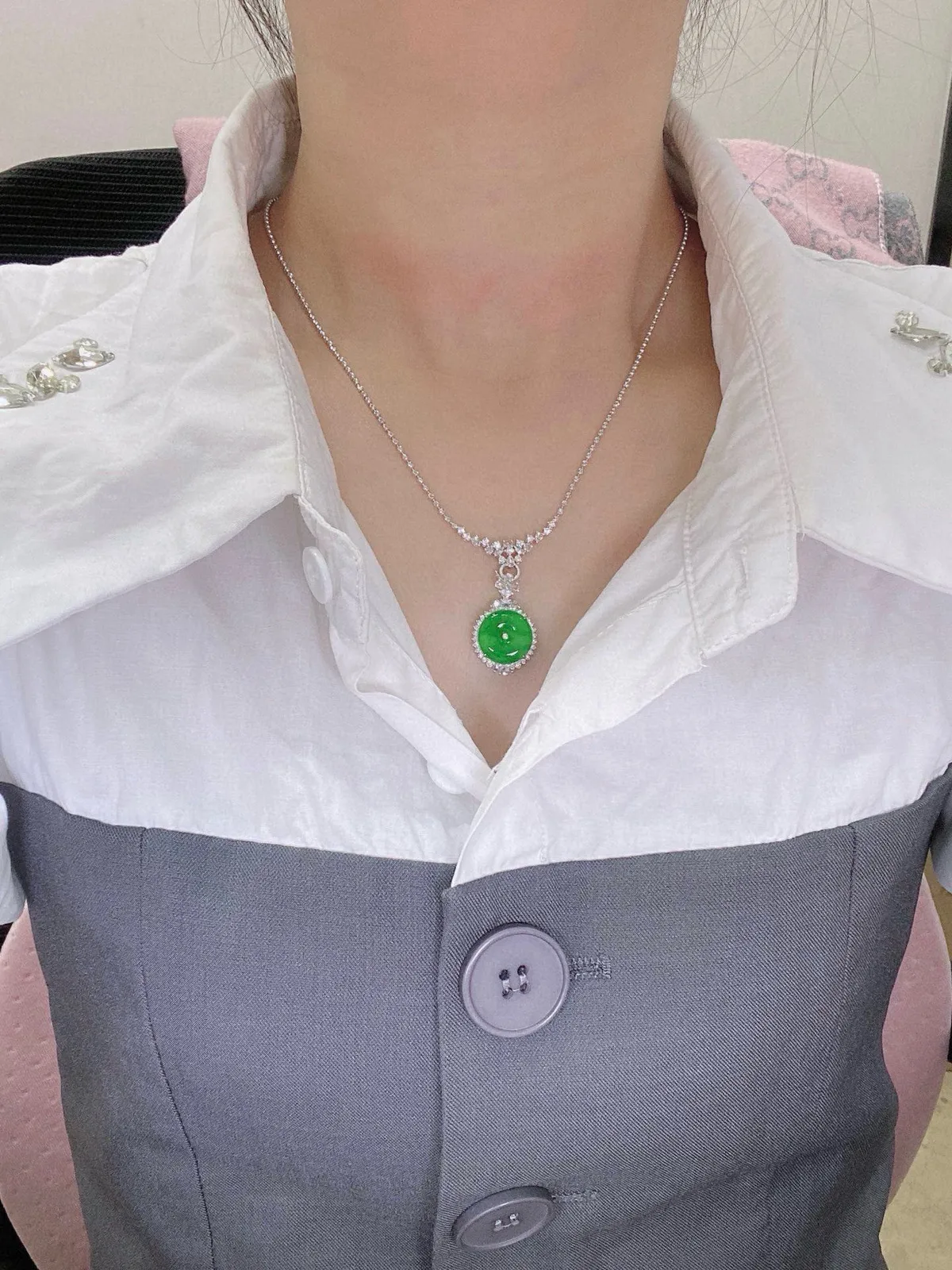 【冰种满绿平安扣】质地非常细腻，冰润十足，种老冰透，18k金钻镶嵌，裸石尺寸13*2.6毫米，收藏品质