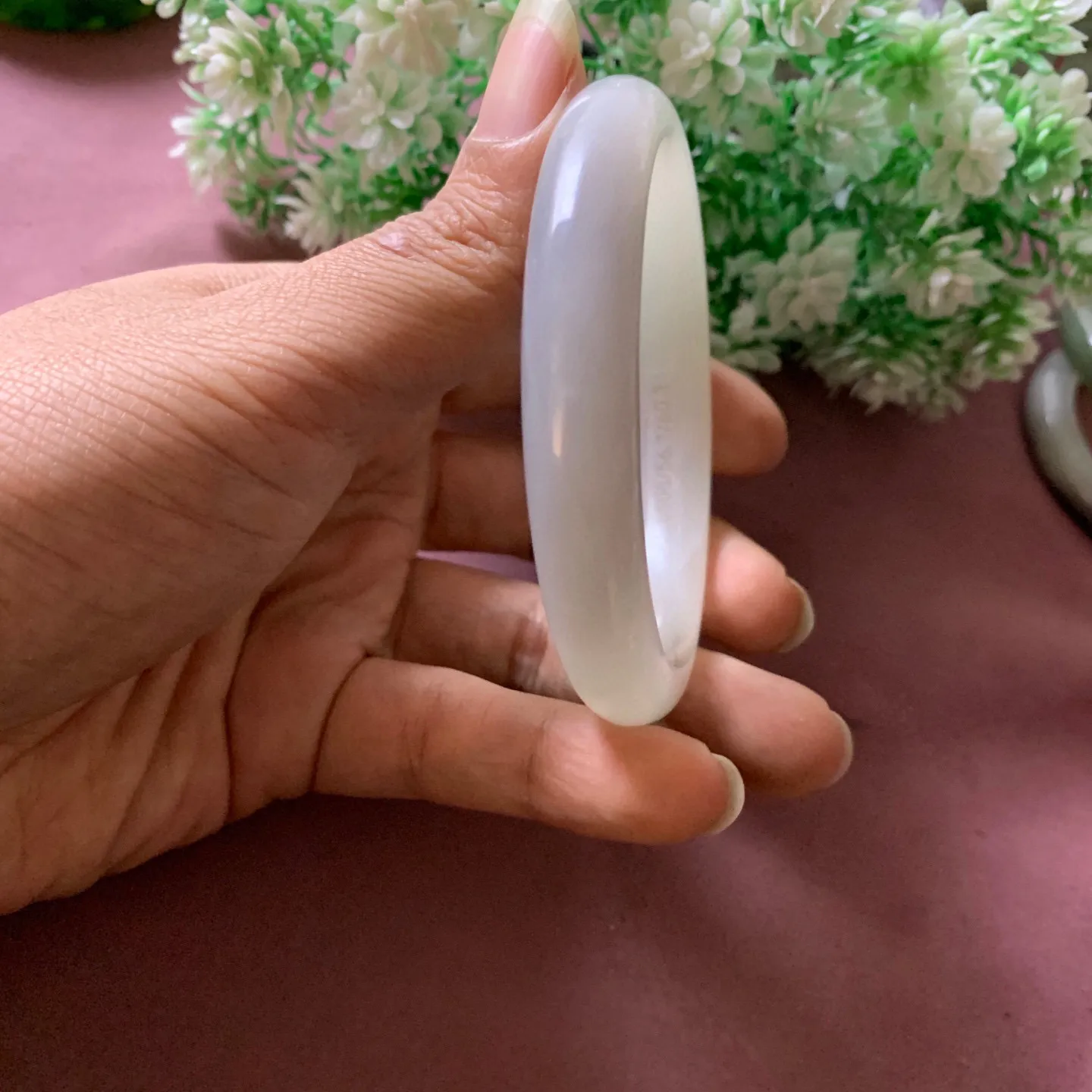 60圈口和田玉冰紫色手镯【挽间柔情】，和田玉60圈口白加紫色手镯，镯型古朴典雅。在诗情画意的雨巷相遇，你是我腕间的一抹风情，有你眸有深情.清风荡漾湖间静水，我愿俯身低眉，在烟波涟漪处寻，