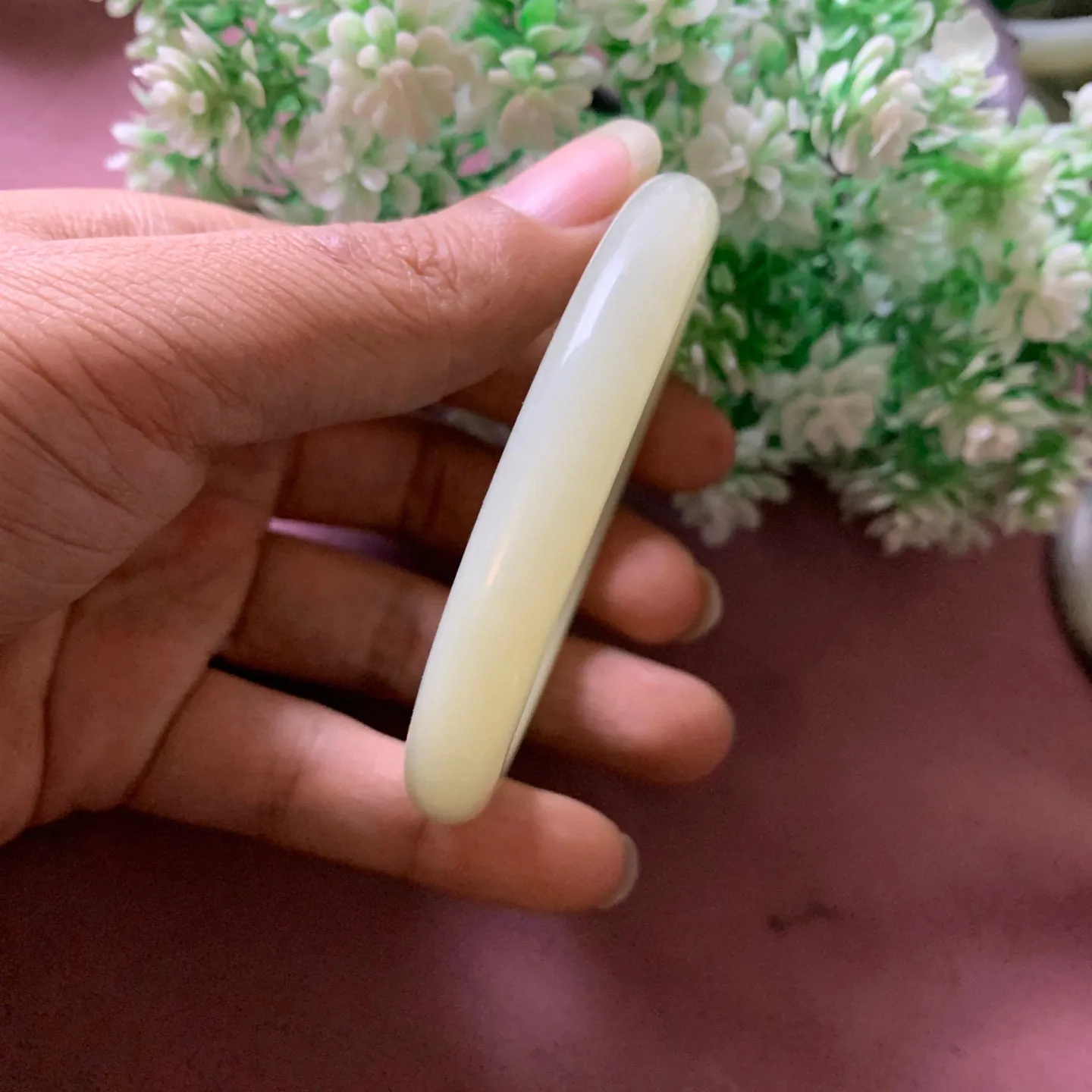 56.5圈口和田玉黄口料手镯【挽间柔情】，和田玉56.5圈口黄口料手镯，镯型古朴典雅。在诗情画意的雨