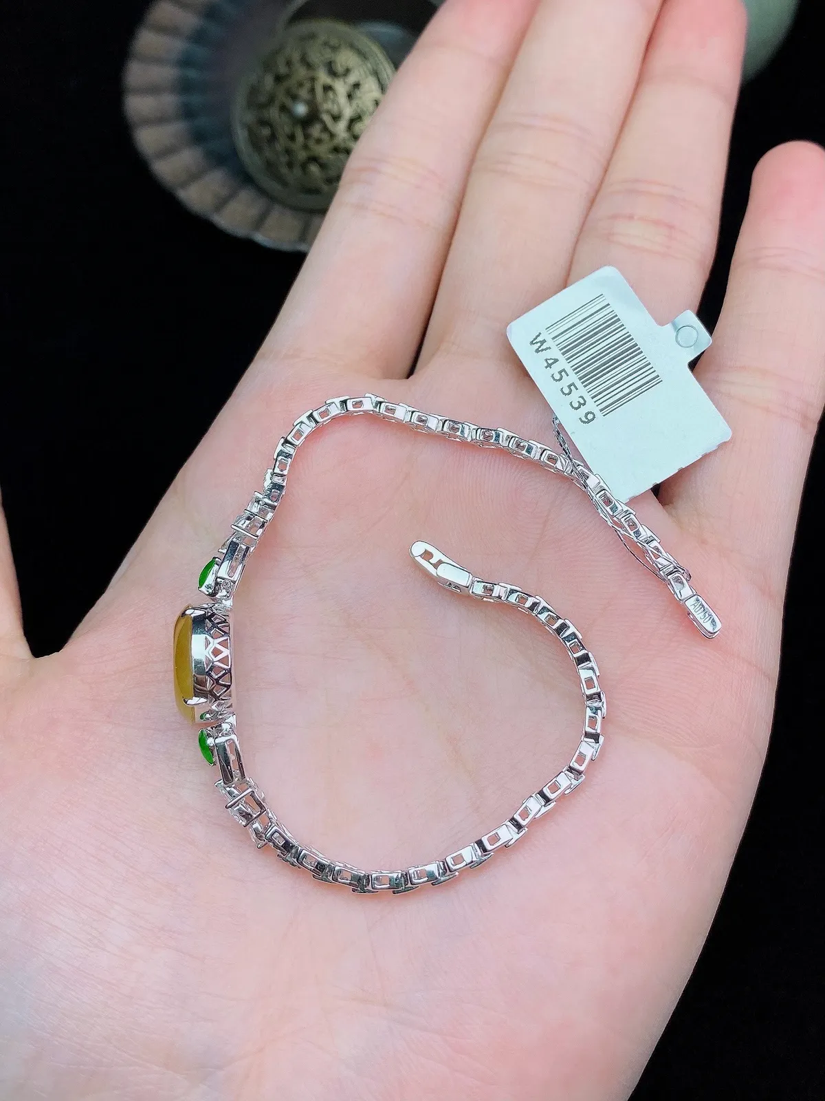 【冰种黄翡平安扣手链】质地非常细腻，冰润十足，种老冰透，18k金钻镶嵌，裸石尺寸12.1*2.6毫米，收藏品质