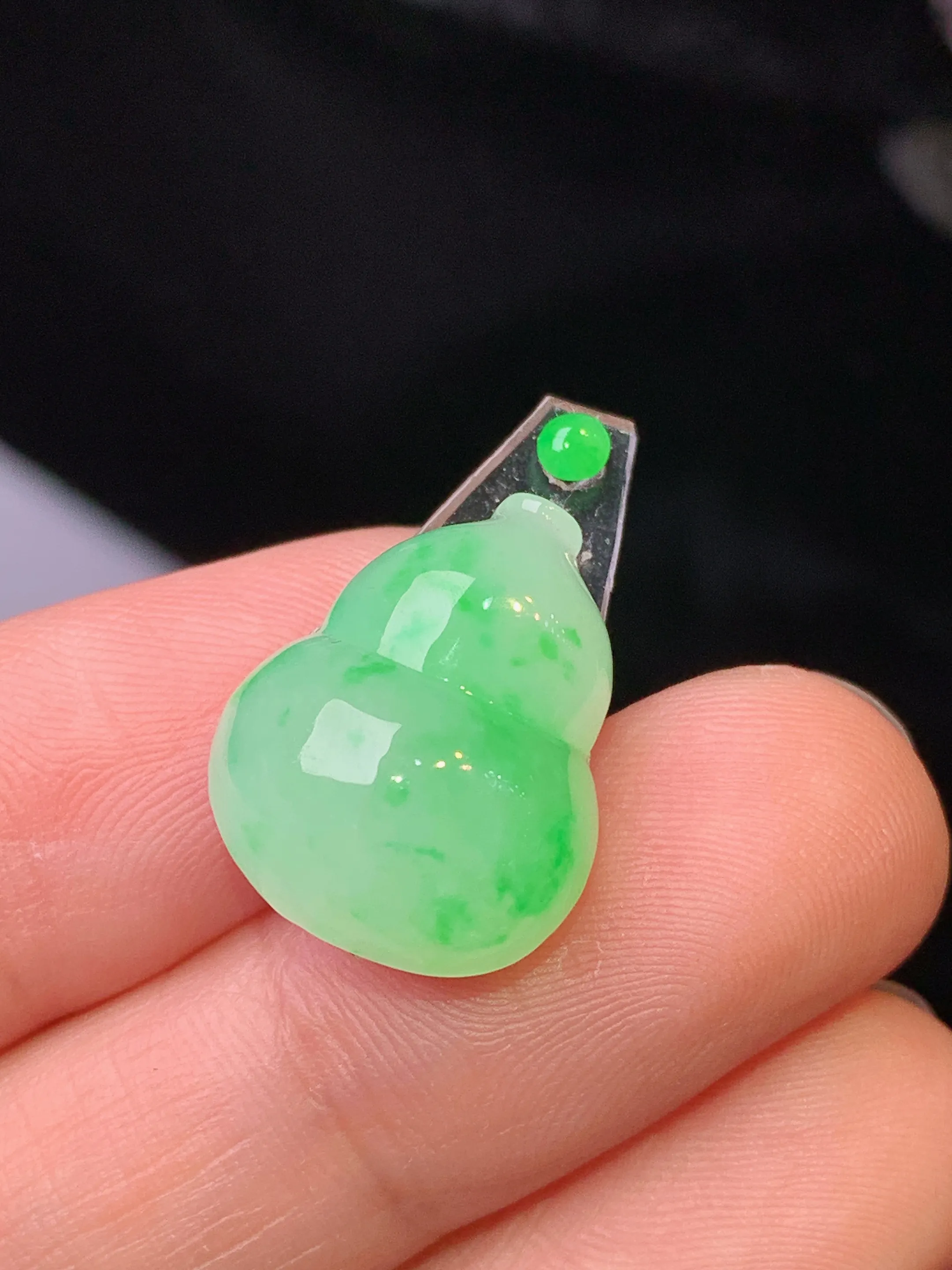 镶嵌款 飘绿葫芦吊坠 玉质细腻 色泽清新艳丽 整体尺寸17.5*13.8*6.8