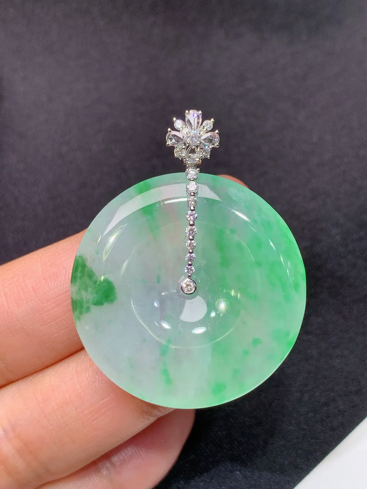 冰飘绿平安扣吊坠，18k金镶嵌，冰润色阳，玉质细腻，种水足，Fc 尺寸38.1*30.3*5.2