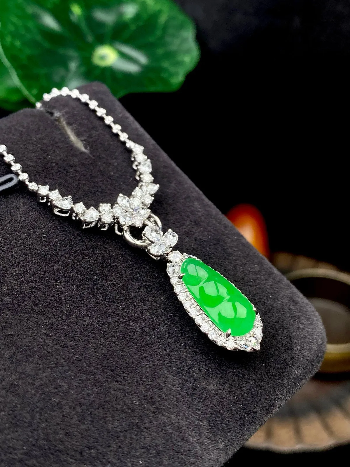 【冰种满绿福豆】质地冰润细腻，种老起光，收藏品质，18K金钻镶嵌，裸石尺寸13.8*6.3*3.1毫米