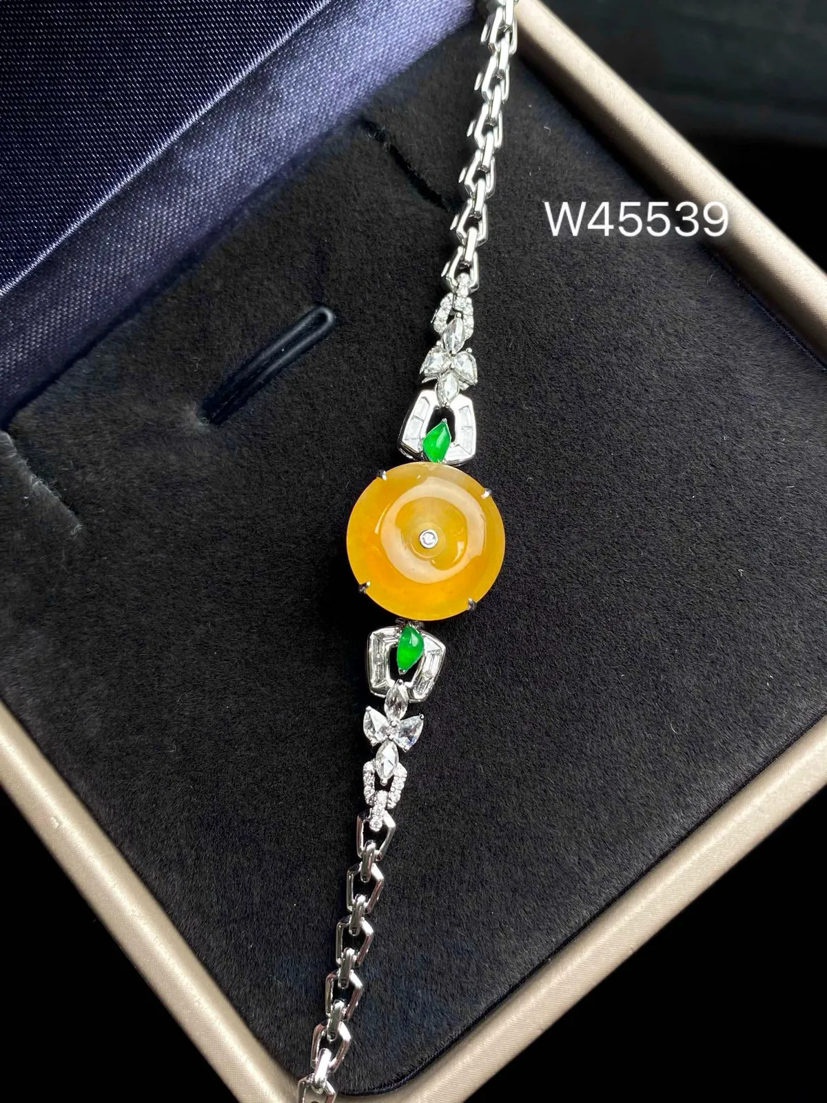 【冰种黄翡平安扣手链】质地非常细腻，冰润十足，种老冰透，18k金钻镶嵌，裸石尺寸12.1*2.6毫米