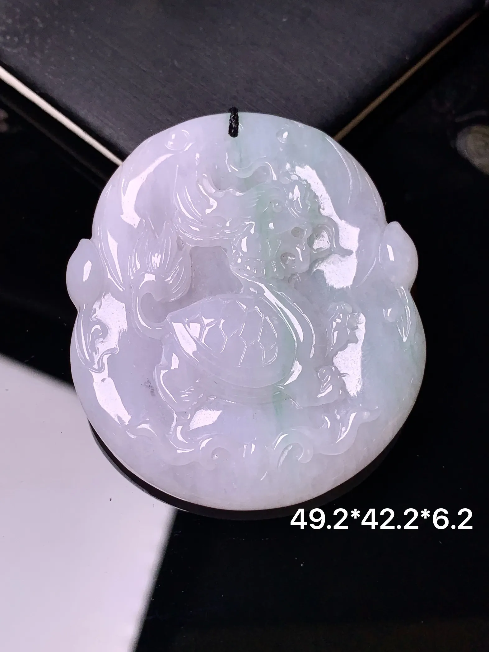 飘绿龙龟牌吊坠 玉质细腻 色泽清新艳丽 整体尺寸49.2*42.2*6.2