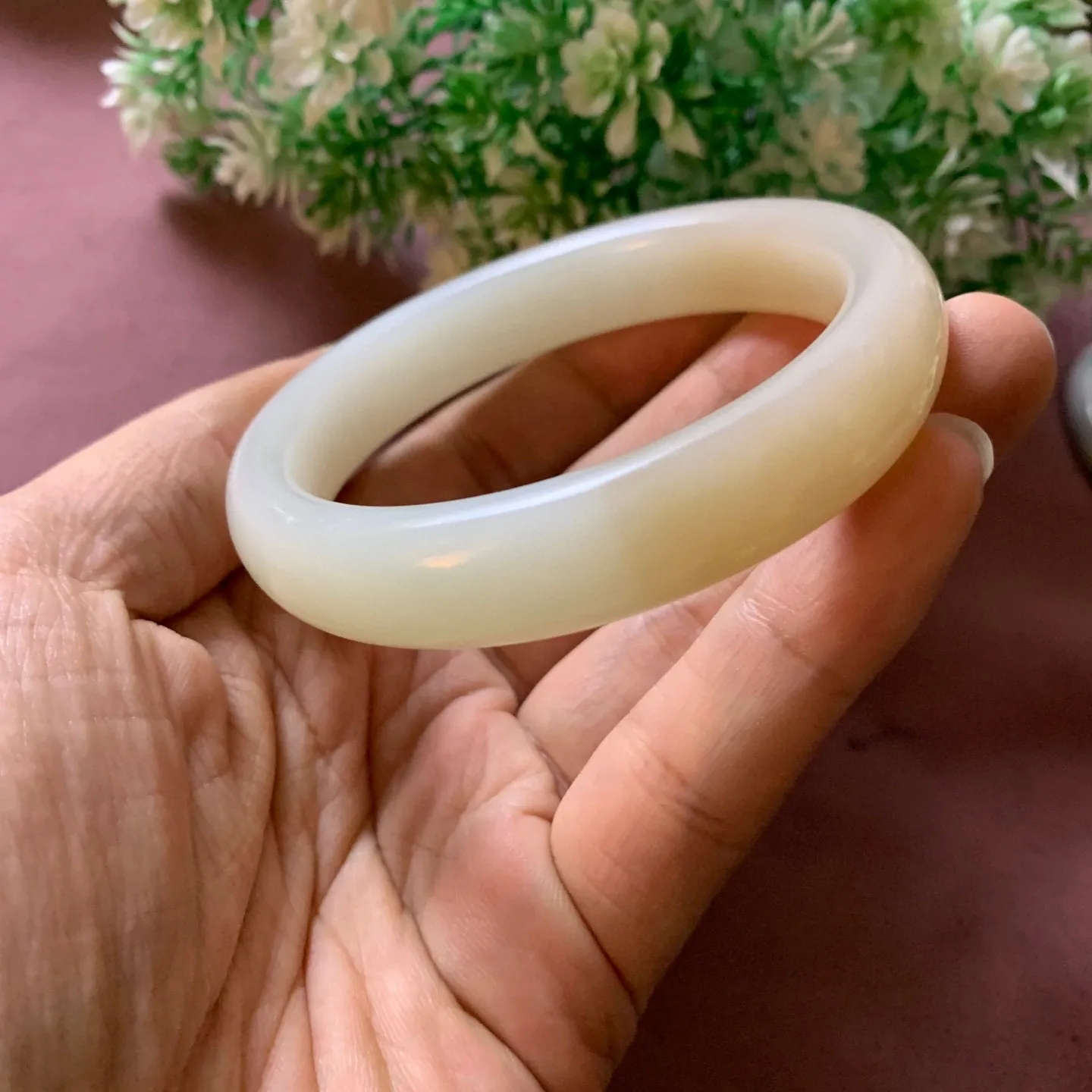 61圈口和田玉且末糖料手镯【挽间柔情】，和田玉61圈口手镯，精品粉糖，镯型古朴典雅。在诗情画意的雨巷相遇，你是我腕间的一抹风情，有你眸有深情.清风荡漾湖间静水，我愿俯身低眉，在烟波涟漪处寻