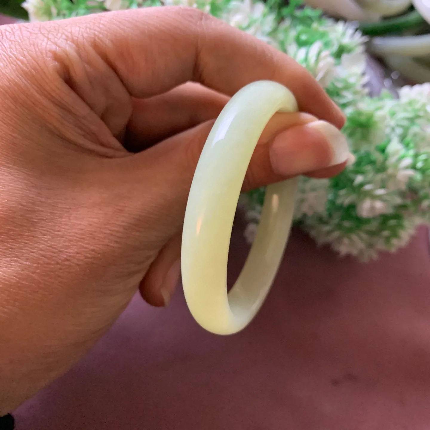 52圈口和田玉黄口料手镯【挽间柔情】，和田玉52圈口黄口料手镯，镯型古朴典雅。在诗情画意的雨巷相遇，你是我腕间的一抹风情，有你眸有深情.清风荡漾湖间静水，我愿俯身低眉，在烟波涟漪处寻