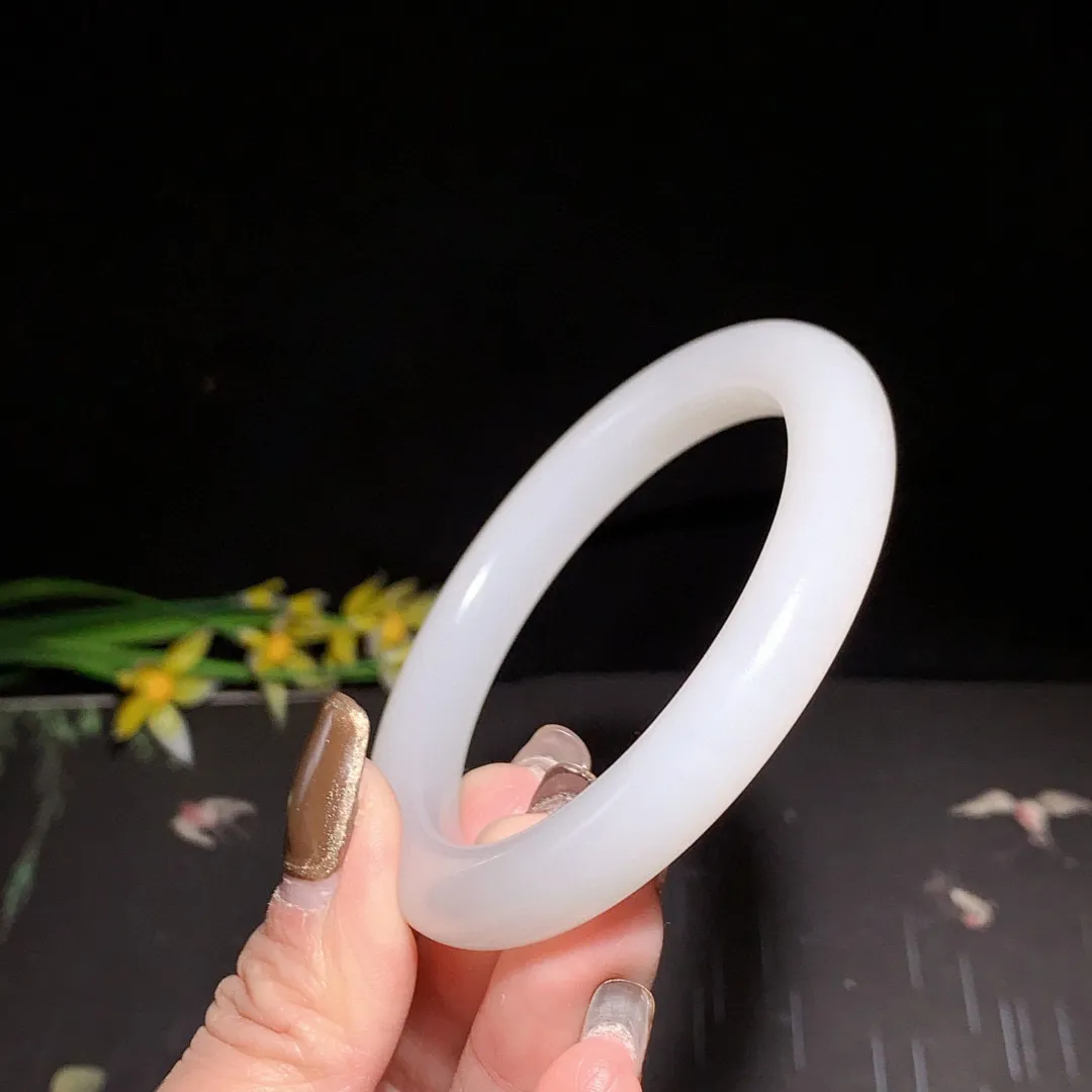 和田玉54.5圈口羊脂白手镯！玉质细腻油润 底色纯净 无裂无杂 脂粉好，品质好！