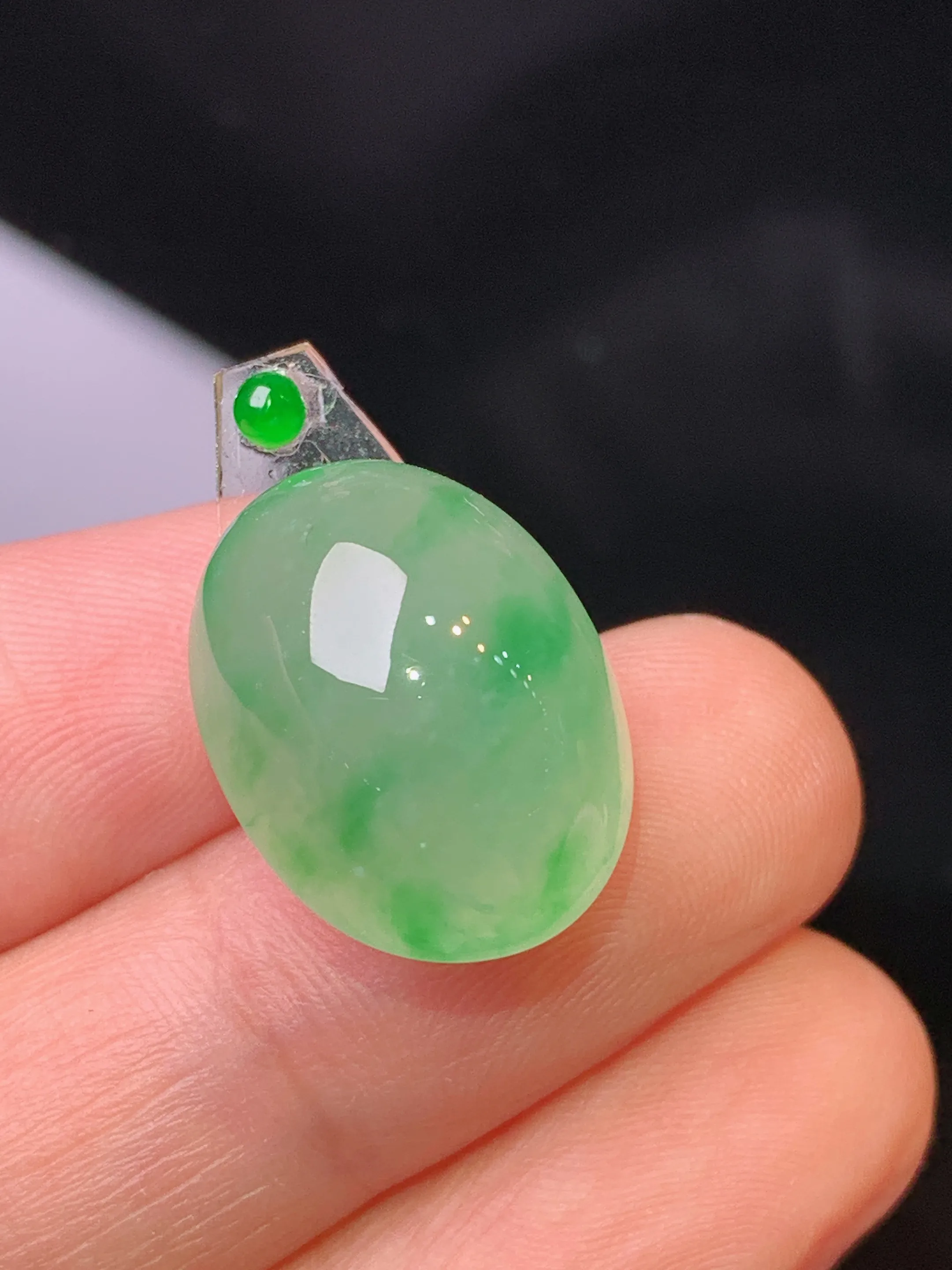 镶嵌款 飘绿蛋面吊坠 玉质细腻 色泽清新艳丽 整体尺寸18.3*13.7*11.5