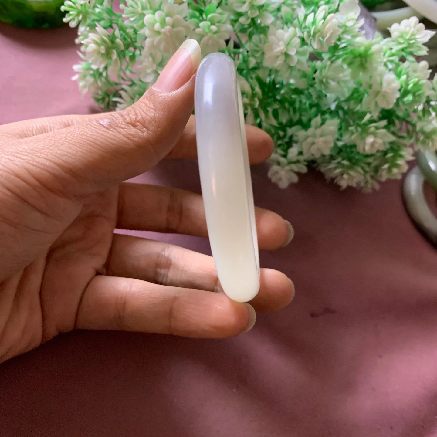 60圈口和田玉冰紫色手镯【挽间柔情】，和田玉60圈口白加紫色手镯，镯型古朴典雅。在诗情画意的雨巷相遇，你是我腕间的一抹风情，有你眸有深情.清风荡漾湖间静水，我愿俯身低眉，在烟波涟漪处寻，