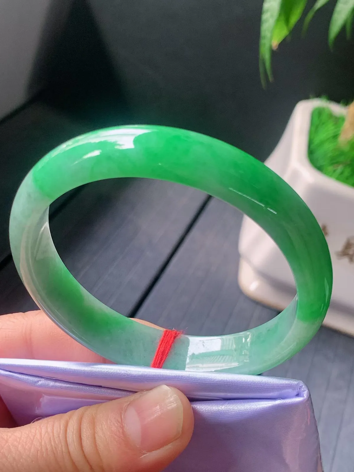 【翡翠名称】老种冰飘阳绿58.4正圈口手镯
【翡翠尺寸】58.4/12.4/6.9mm适合57.5-60正圈口佩戴
【翡翠描述】宝贝种老水足，玉质细腻，色泽靓丽，性价比高，佩戴效果好！
【其它赠送】权威证书/精美挂绳盒子/支持全国复检