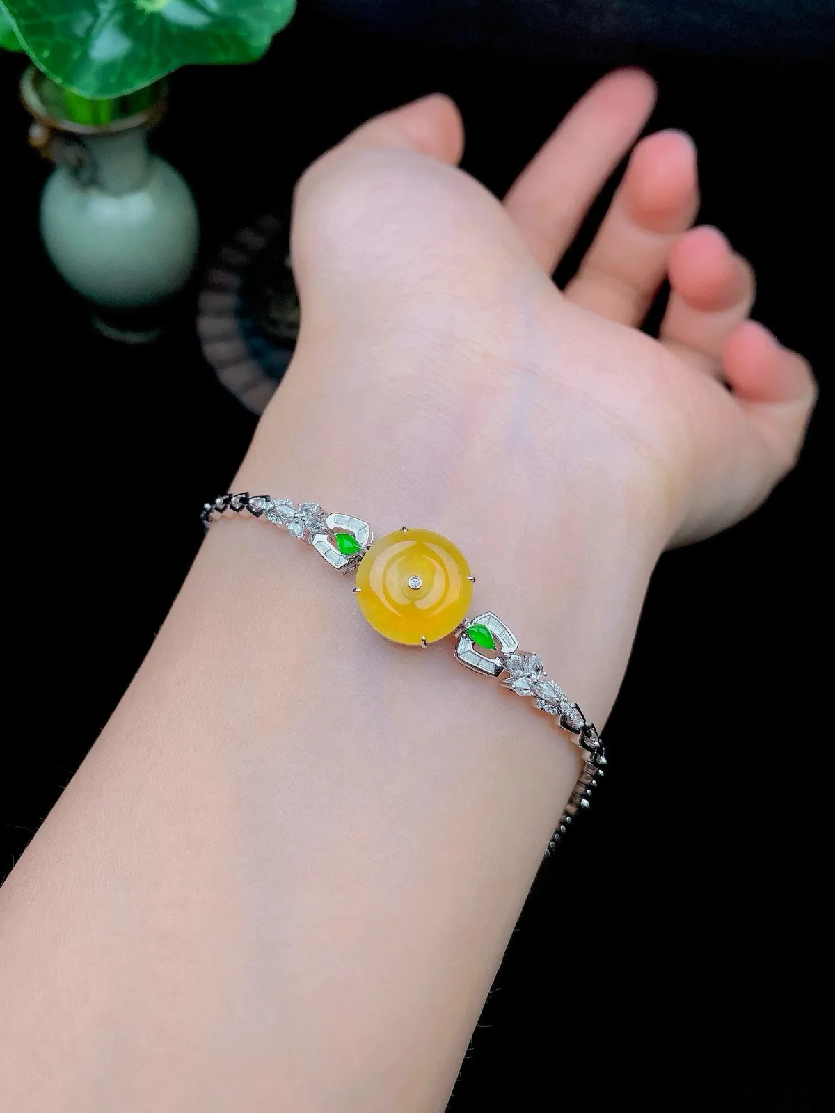 【冰种黄翡平安扣手链】质地非常细腻，冰润十足，种老冰透，18k金钻镶嵌，裸石尺寸12.1*2.6毫米，收藏品质