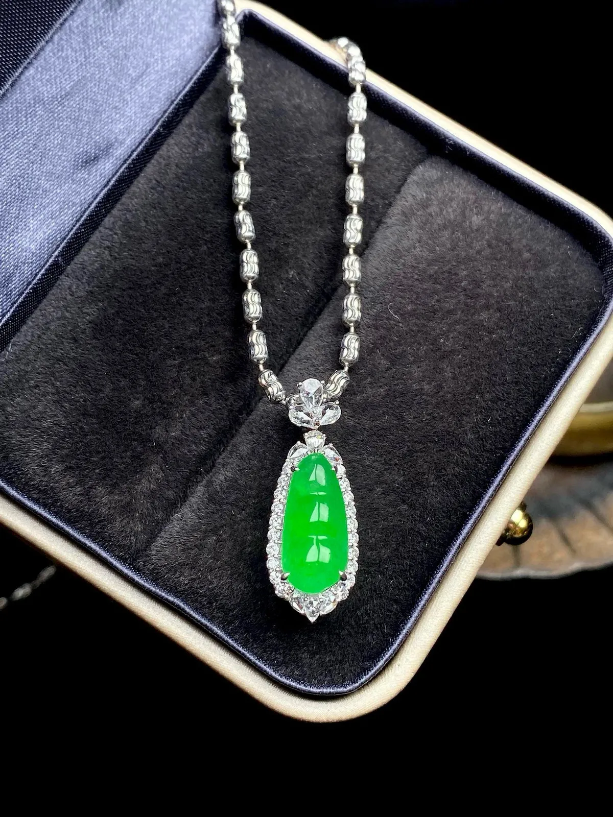 【冰种满绿福豆】质地冰润细腻，种老起光，收藏品质，18K金钻镶嵌，裸石尺寸13.8*6.3*3.1毫米