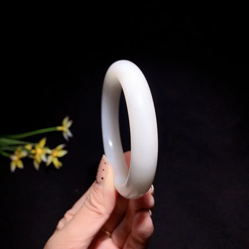 土豪款，和田玉55圈口羊脂白手镯！玉质细腻油润 底色纯净无裂无黑 脂粉好，品质高