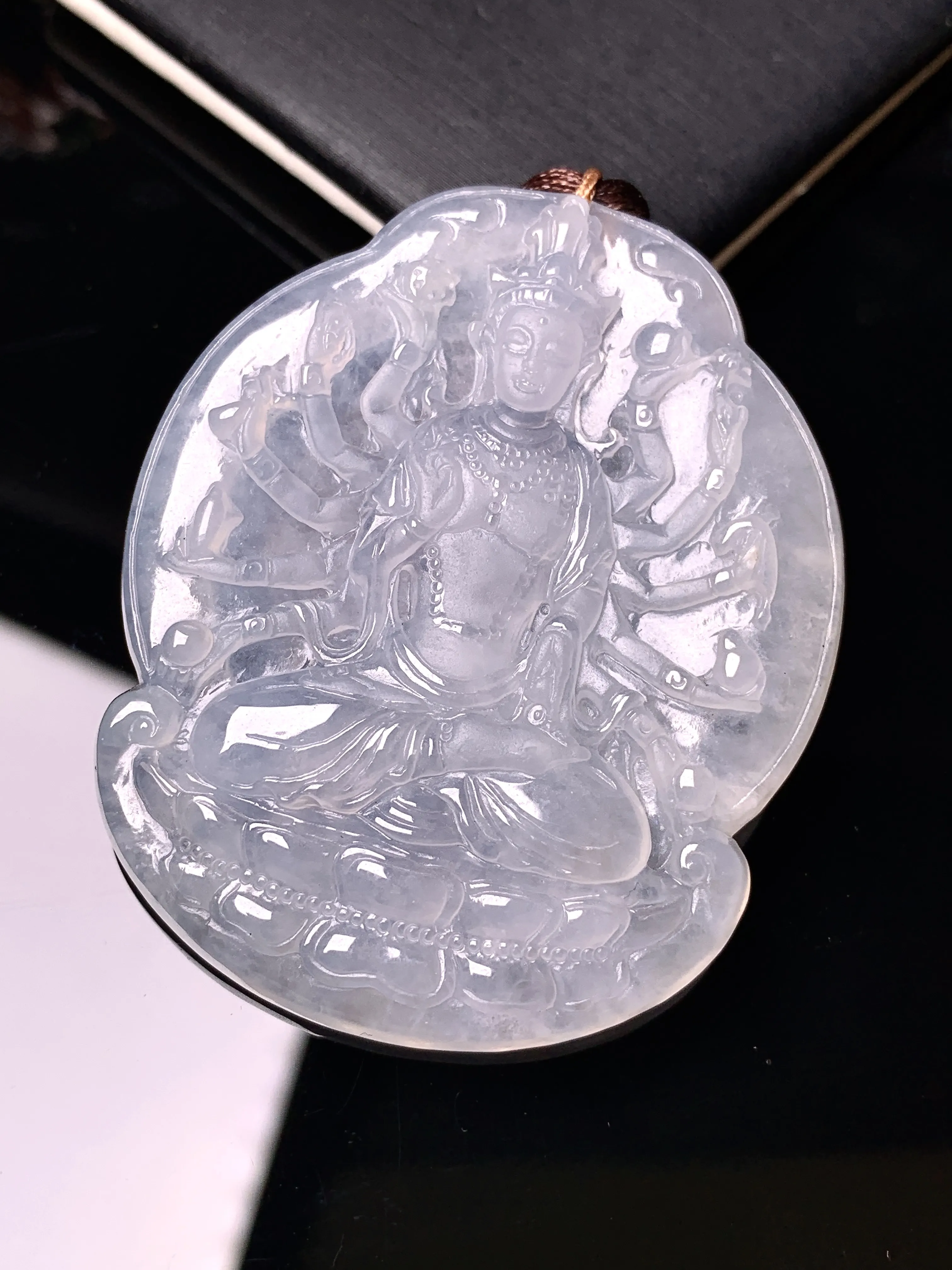 冰种千手观音菩萨吊坠 玉质细腻 色泽清新艳丽 整体尺寸48.7*40.5*5.6