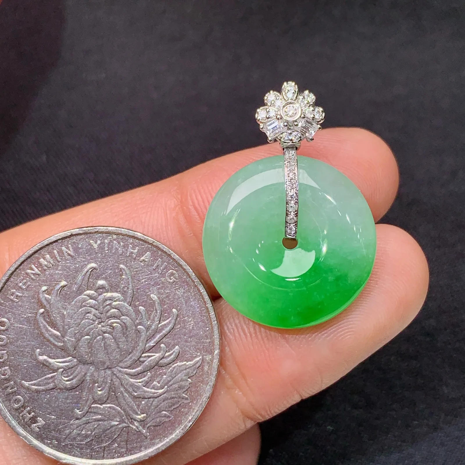 冰飘绿平安扣吊坠，18k金镶嵌，冰润色阳，玉质细腻，种水足，Ml 尺寸24.3*17.2*5